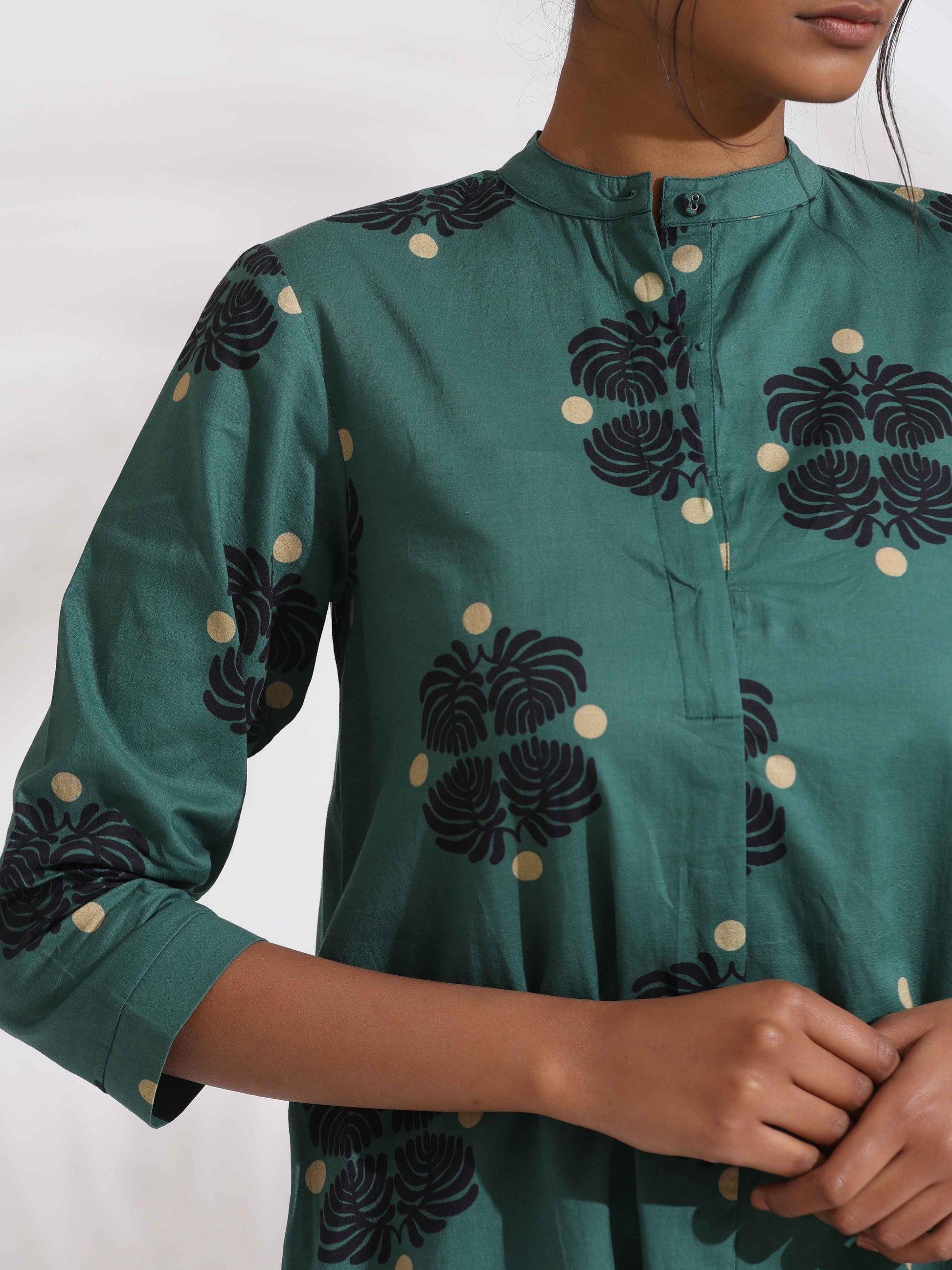 trueBrowns Green Cotton Print Front Slit Kurta Set | Swadesiicart