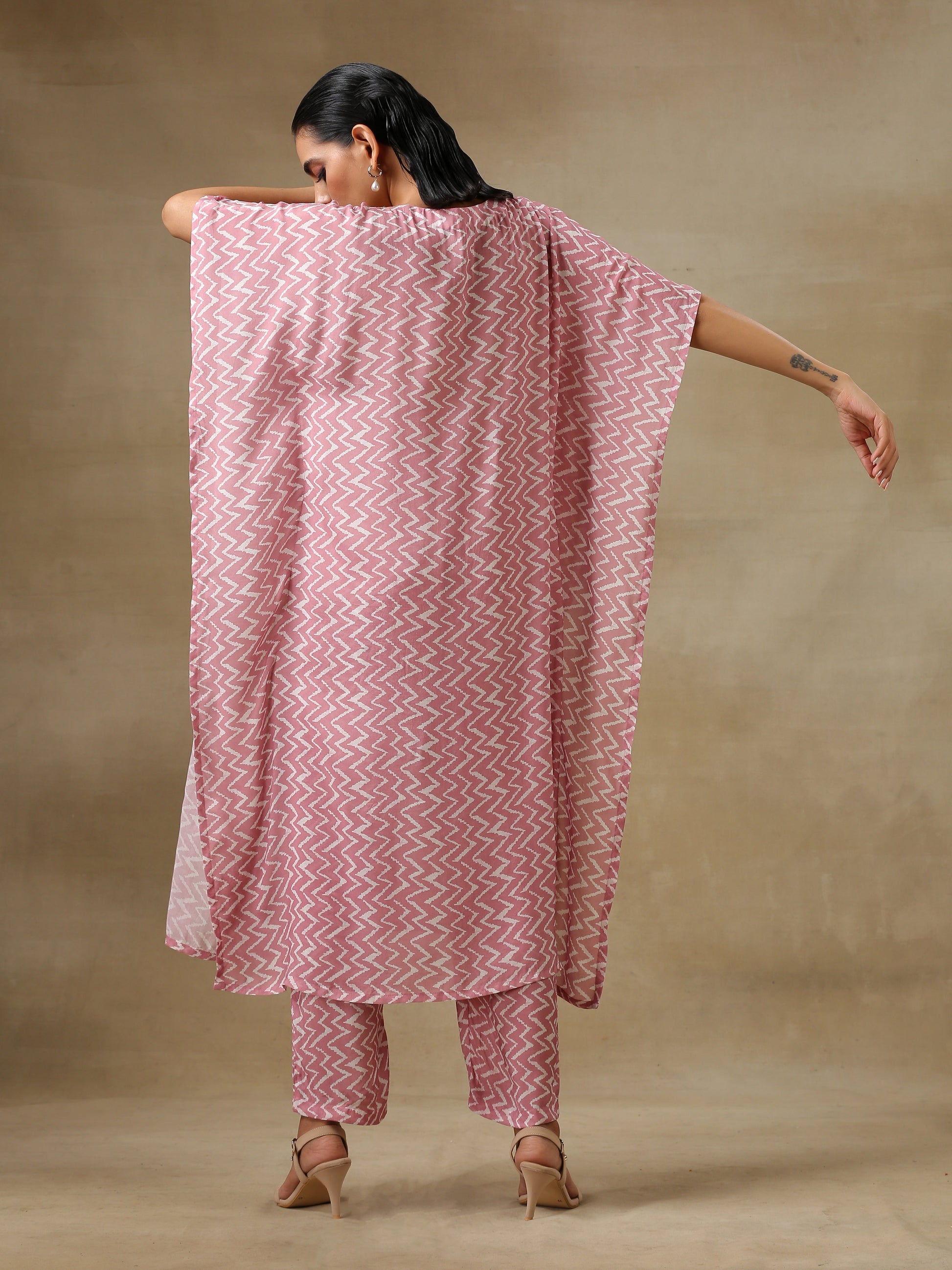 trueBrowns Light Mauve Bandhani Printed Silk Kaftan Kurta Pant Set | Swadesiicart