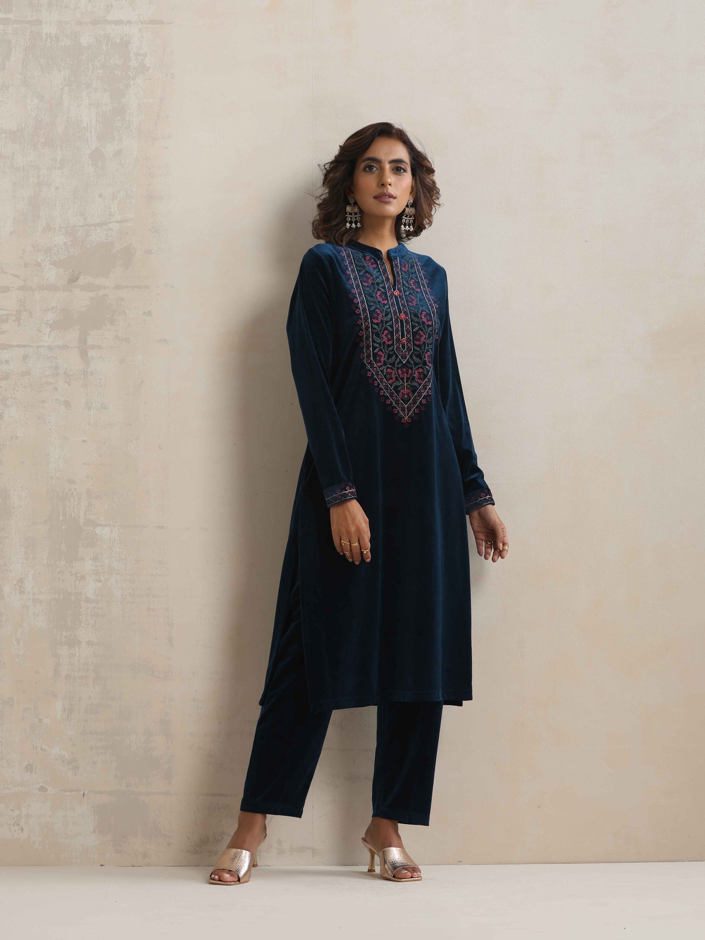 trueBrowns Blue Velvet Floral Embroidered Kurta Pant Dupatta Set | Swadesiicart