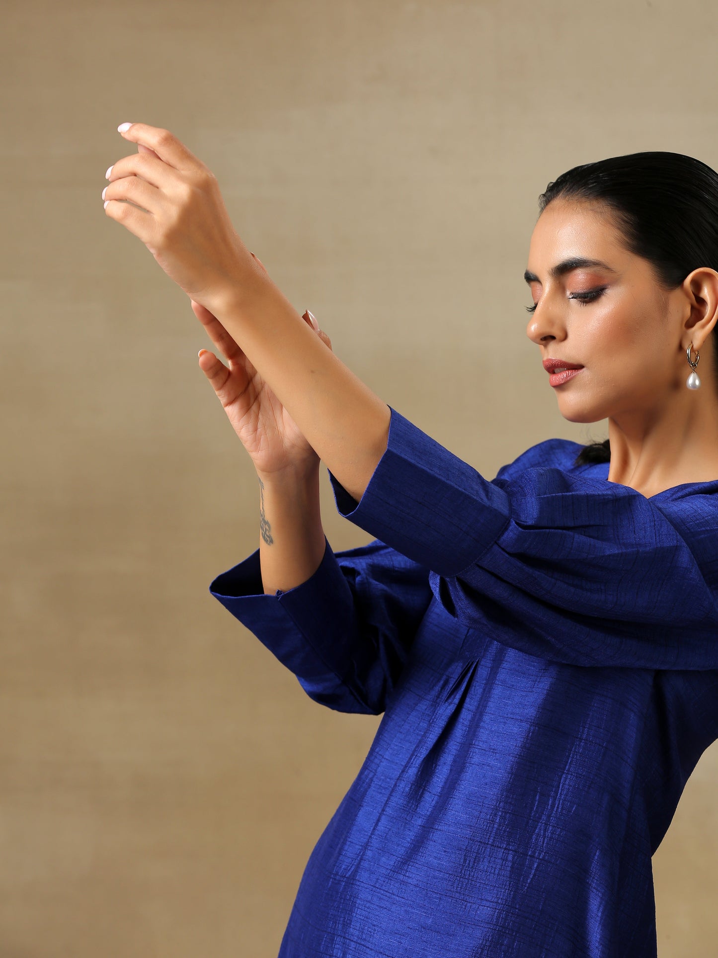 trueBrowns Blue Textured Silk Puff Sleeve Kurta Pant Set | Swadesiicart