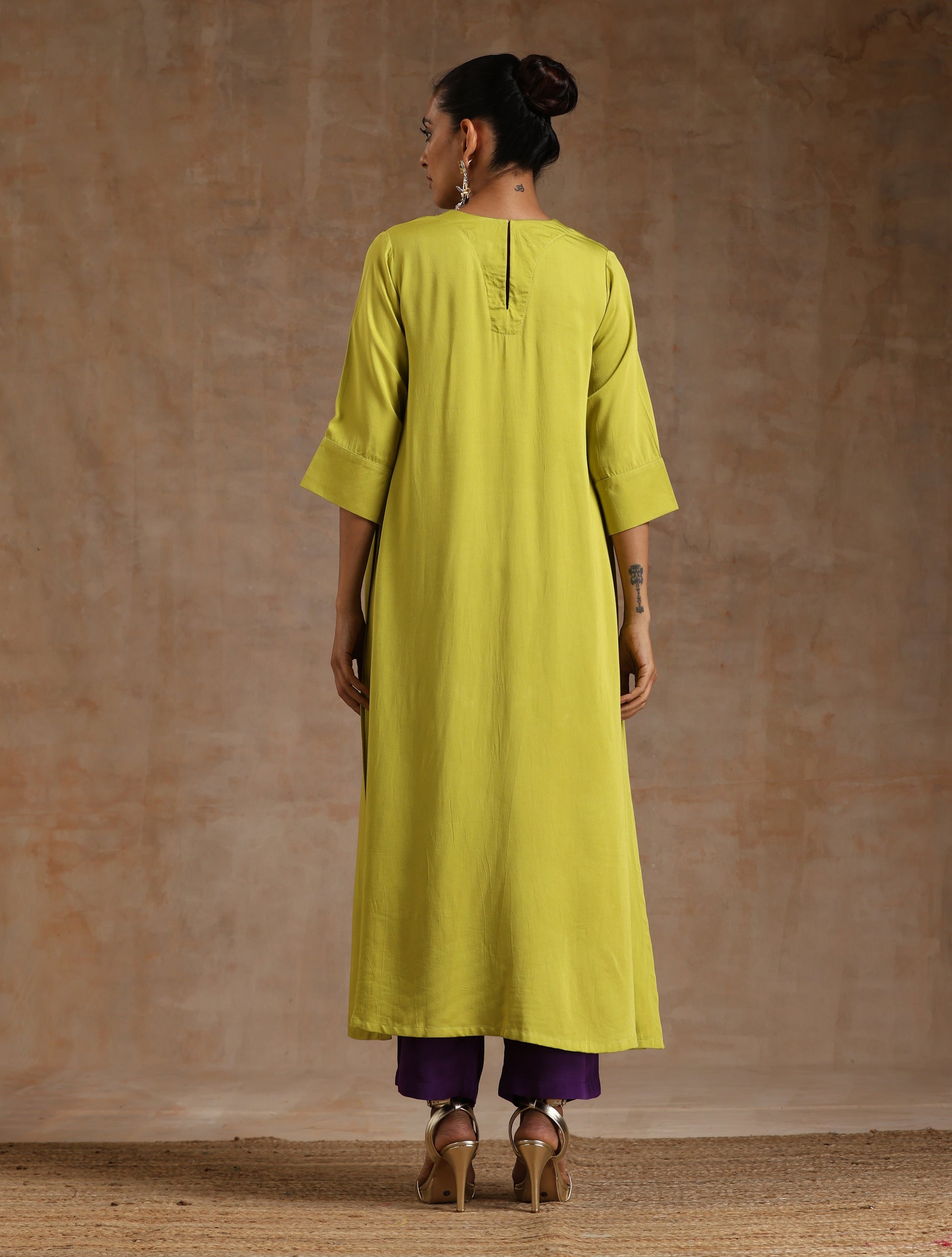 trueBrowns Lime Modal Satin Neck Pleat Kurta Set | Swadesiicart