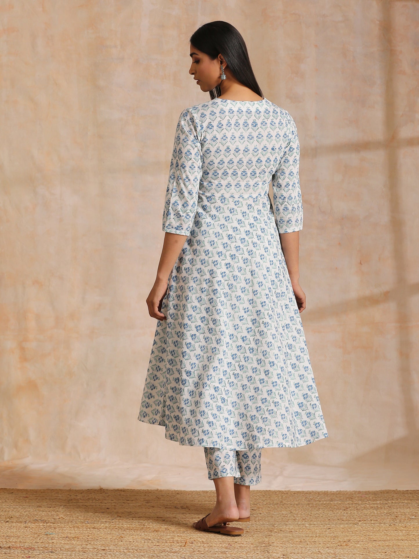 trueBrowns White With Blue Green Buta Print Cotton Flared Kurta Pant Set | Swadesiicart