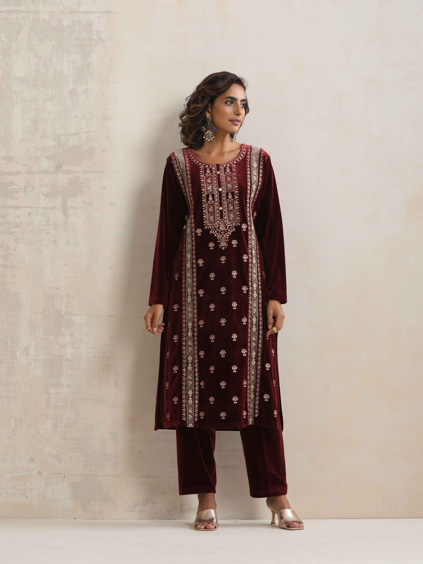 trueBrowns Maroon Velvet Embroidered Kurta Pant Dupatta Set | Swadesiicart