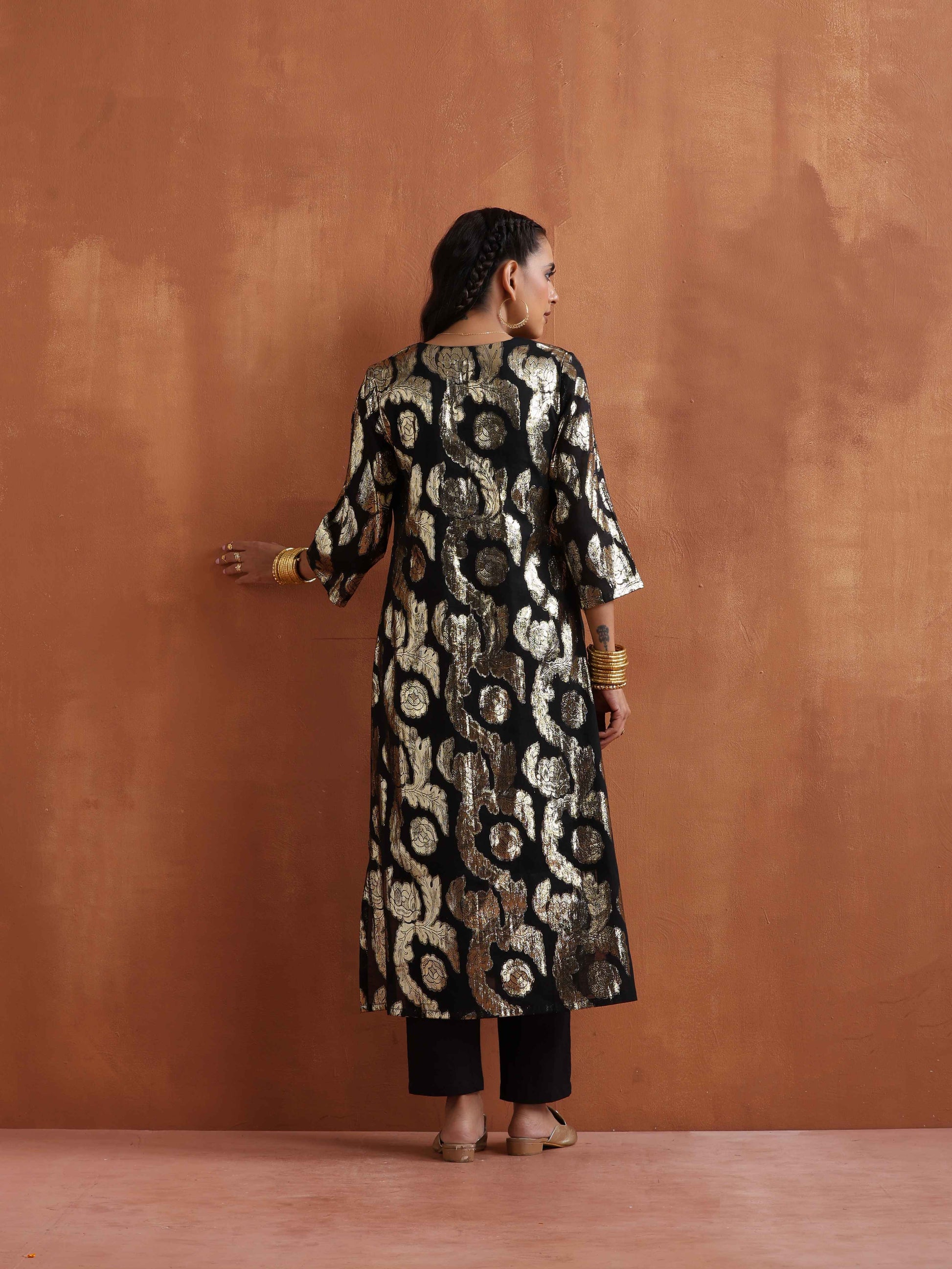 trueBrowns Black Metallic High Slit Kurta Set | Swadesiicart