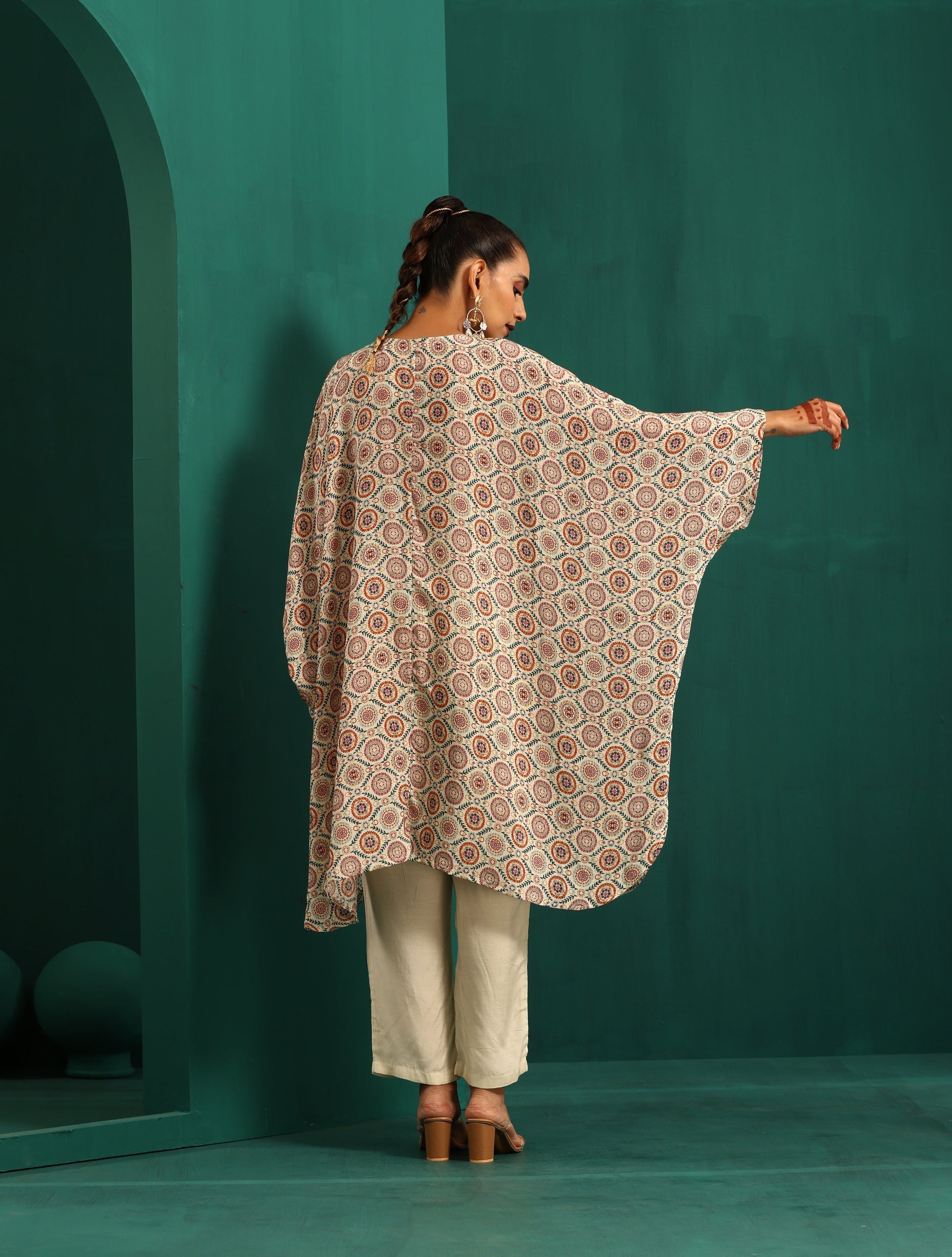 trueBrowns Off White Circle Floral Muslin Silk Printed Kaftan Pant Set | Swadesiicart