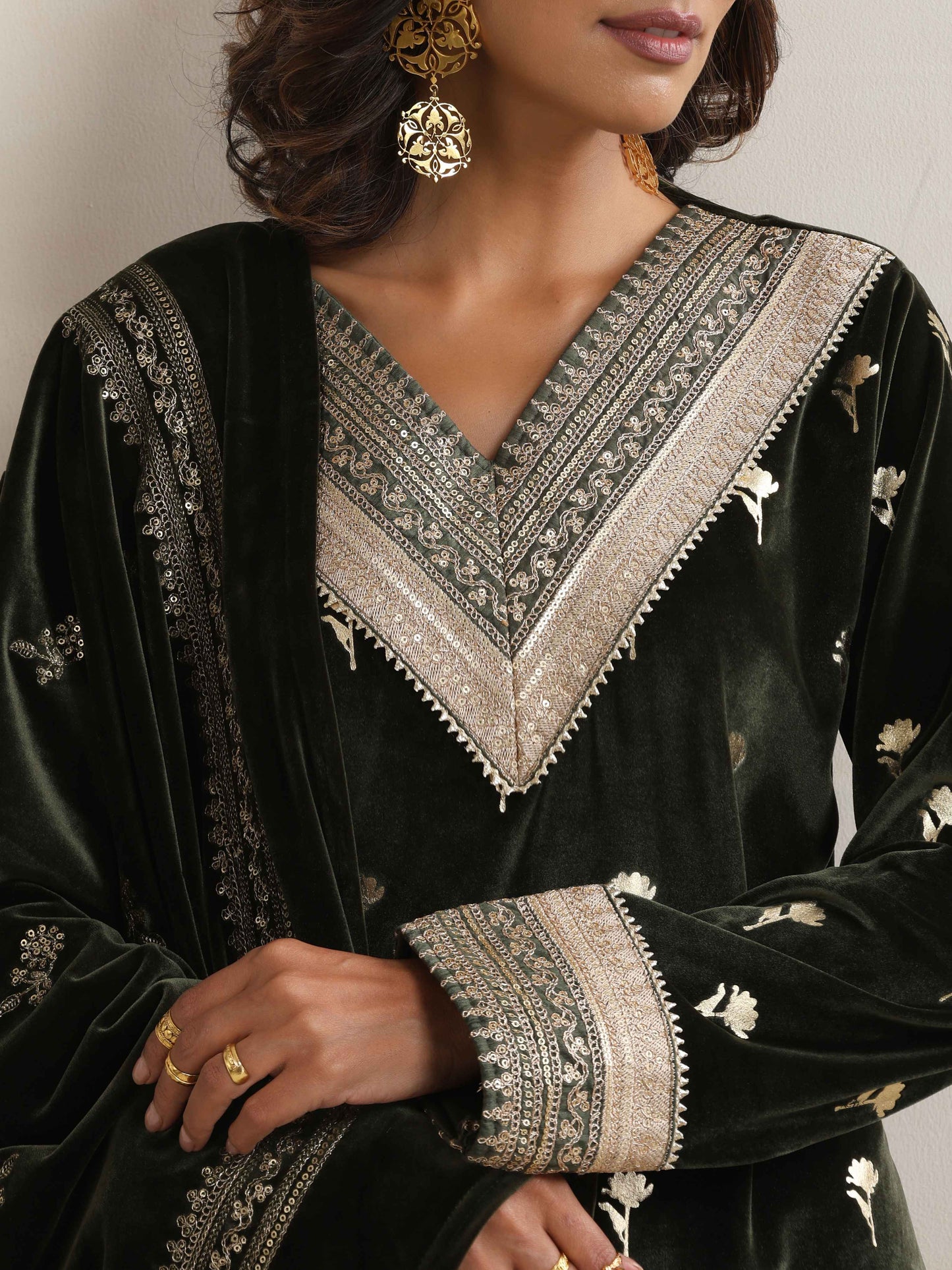 trueBrowns Green Velvet Floral Embroidered Kurta Pant Dupatta Set | Swadesiicart