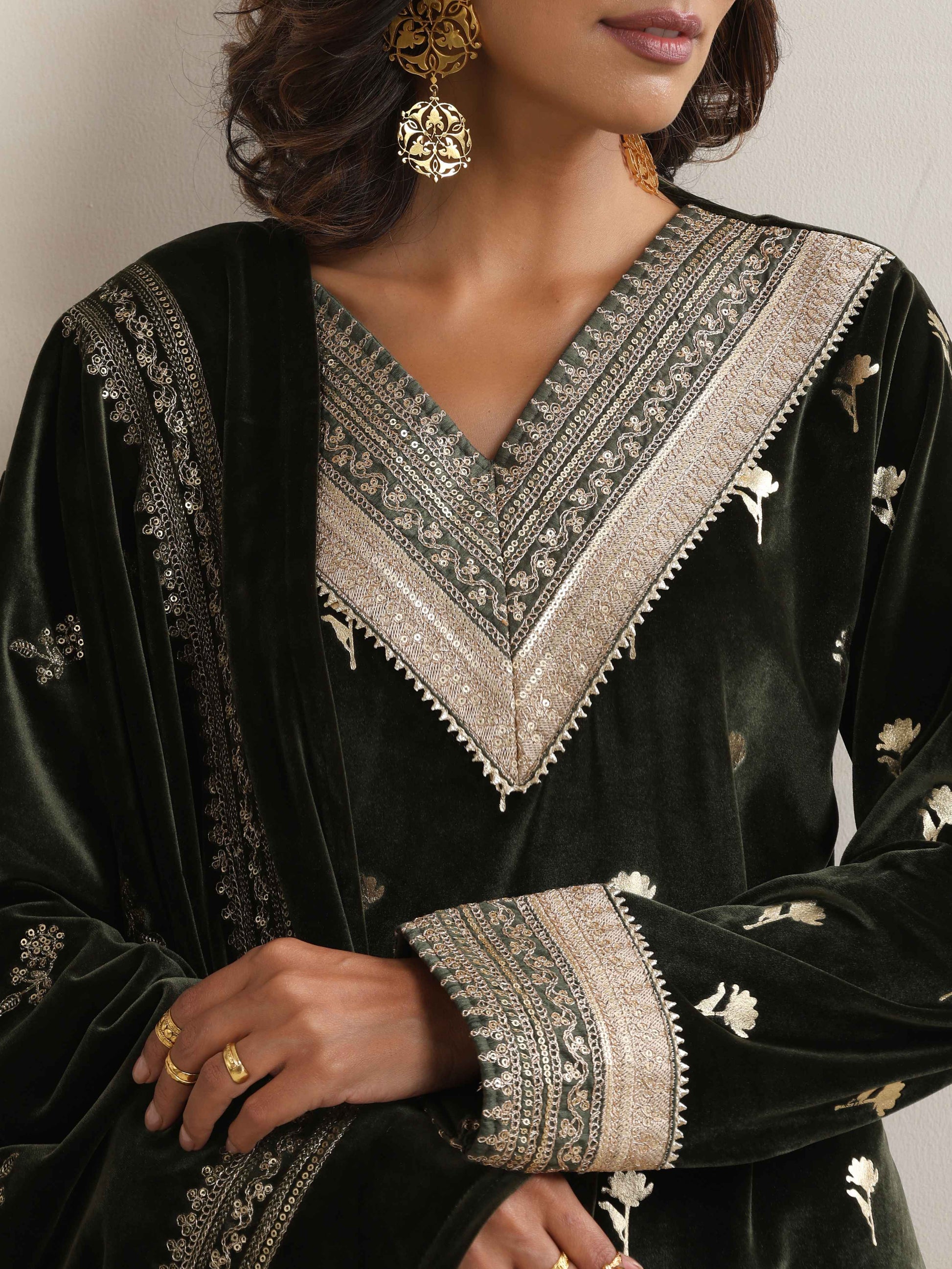 trueBrowns Green Velvet Floral Embroidered Kurta Pant Dupatta Set | Swadesiicart