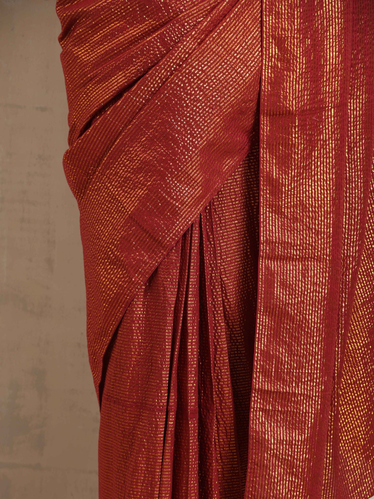trueBrowns Maroon Gold Metallic Ready To Wear Plus Size Saree | Swadesiicart