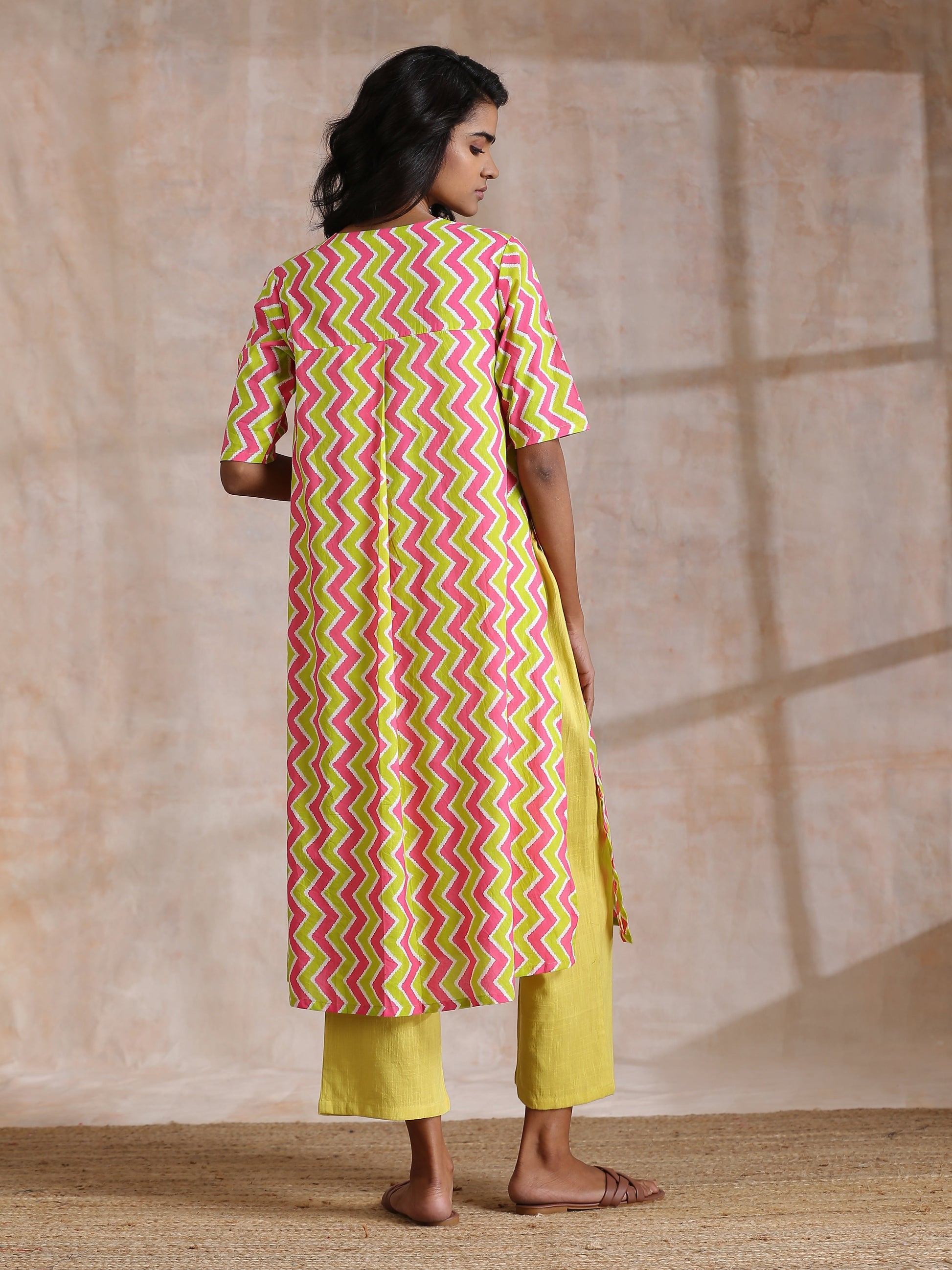 trueBrowns Lime Pink Zig-Zag Lines Print Cotton Kurta Pant Set | Swadesiicart