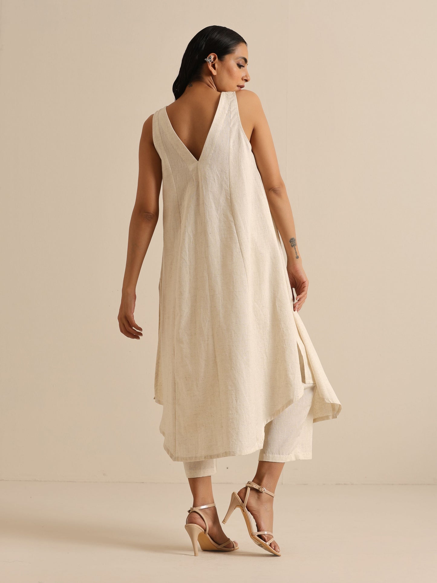 trueBrowns Off-White Sleeveless Kurta Pant Set | Swadesiicart