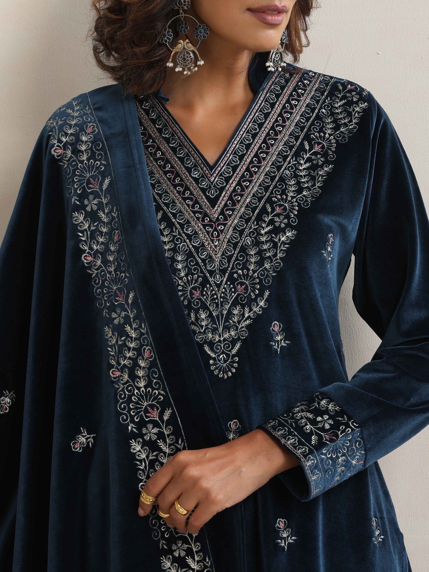 trueBrowns Blue Velvet Embroidered Kurta Pant Dupatta Set | Swadesiicart