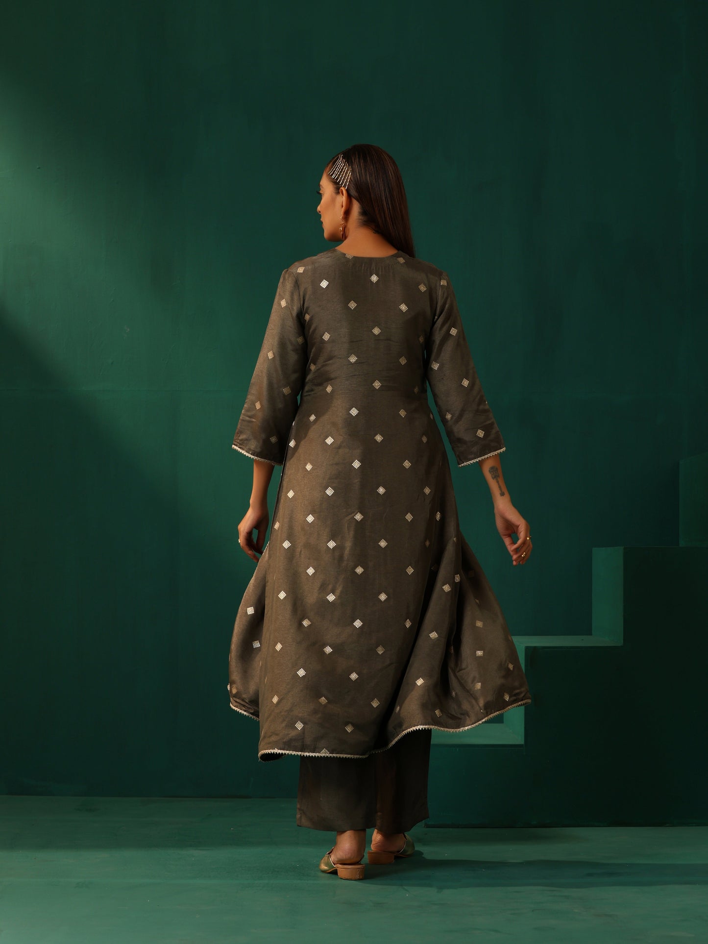 trueBrowns Grey Diamond Viscose Silk Front Slit Kurta Pant Set | Swadesiicart