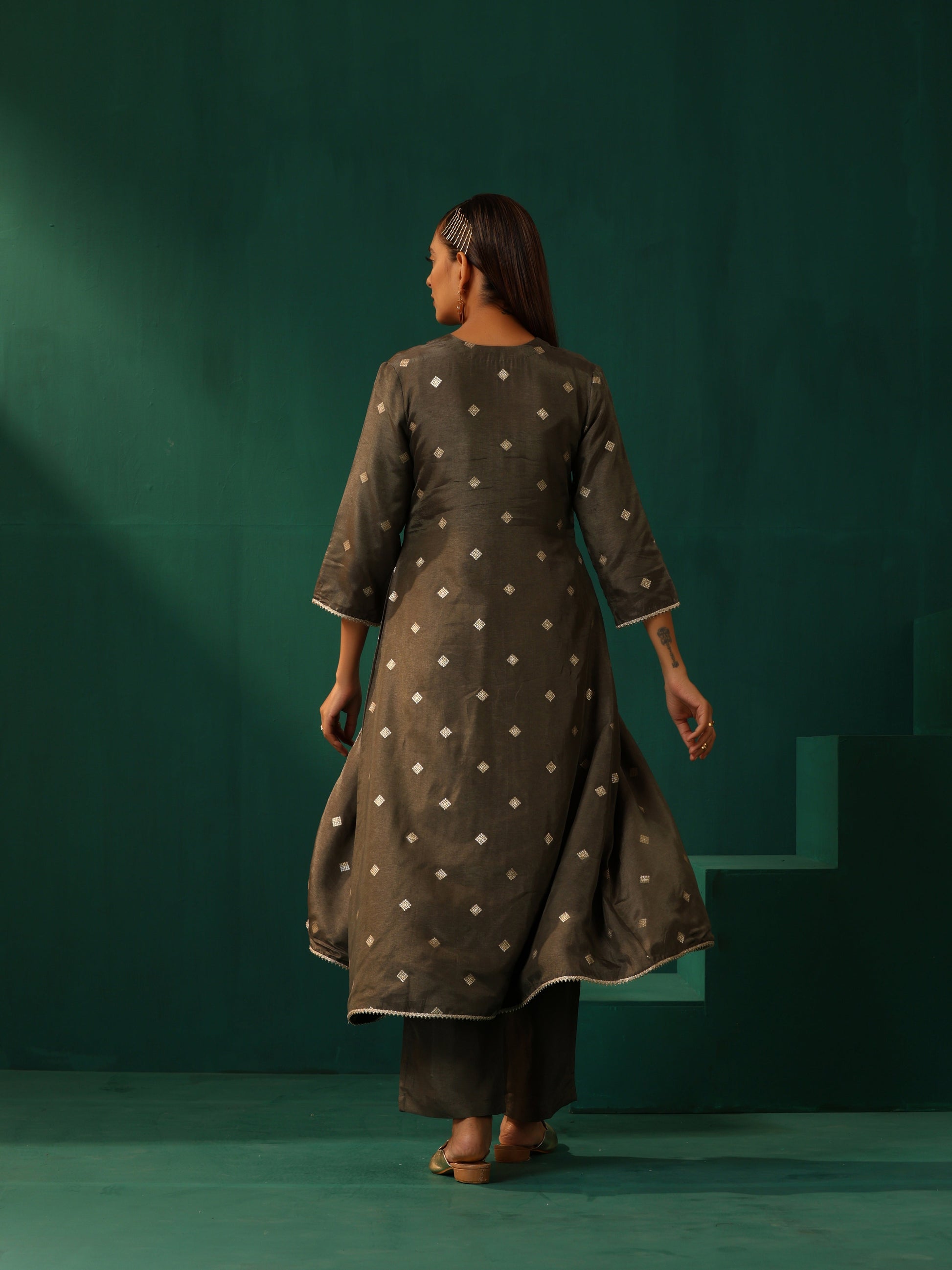trueBrowns Grey Diamond Viscose Silk Front Slit Kurta Pant Set | Swadesiicart