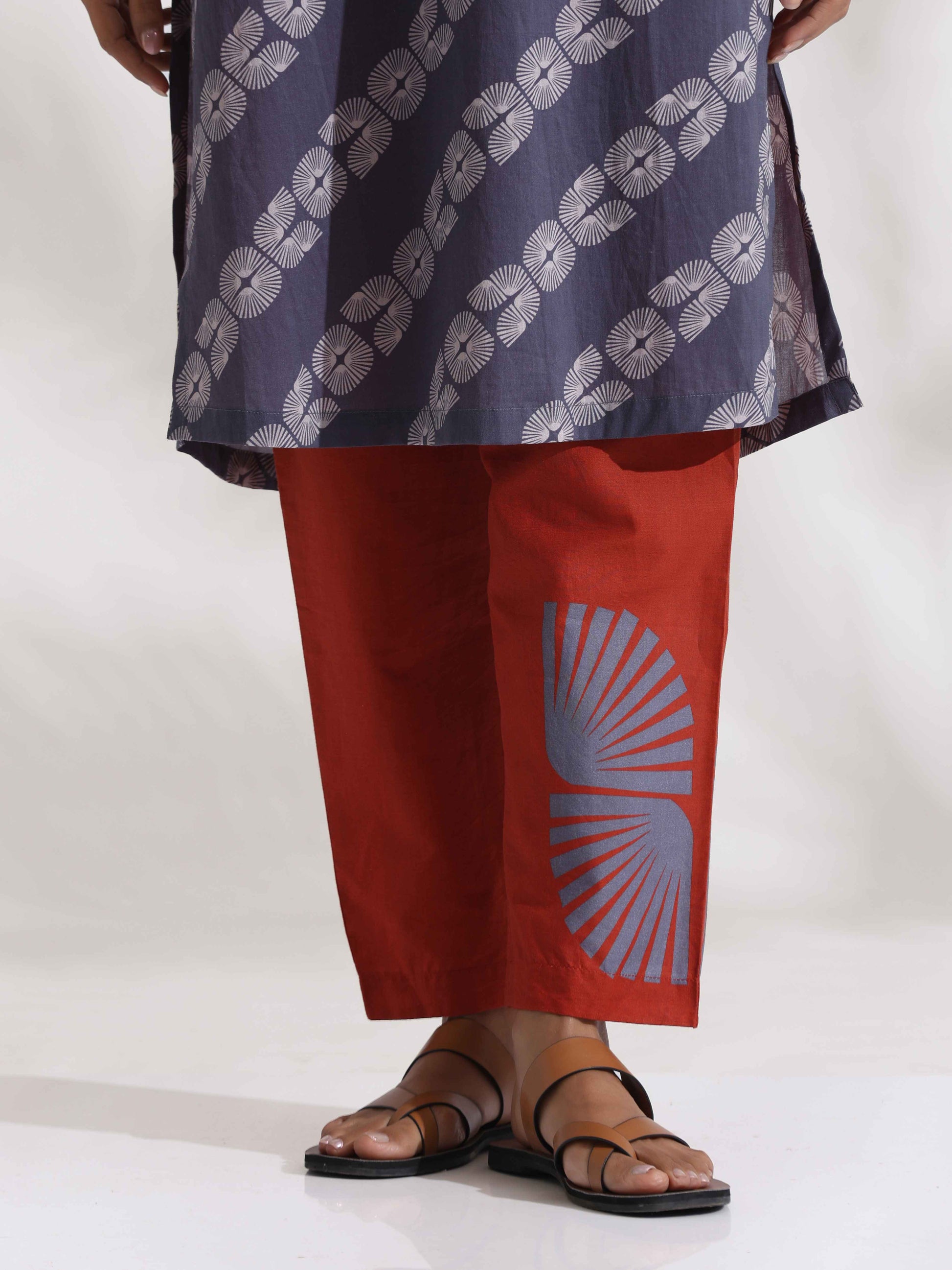 trueBrowns Grey Cotton Print Highslit Kurta Set | Swadesiicart