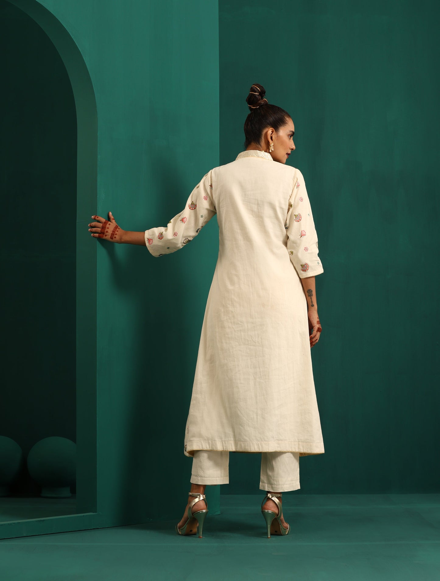 trueBrowns Ivory Multi Color Floral Cotton Front Gathered Kurta Pant Set | Swadesiicart