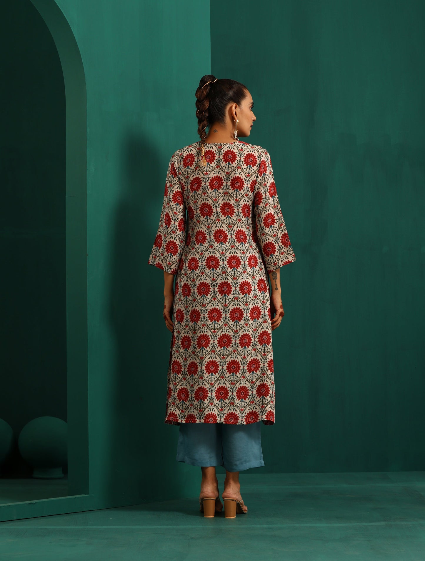 trueBrowns Ivory Red Circle Floral Muslin Silk Printed V-Neck Kurta Pant Set | Swadesiicart