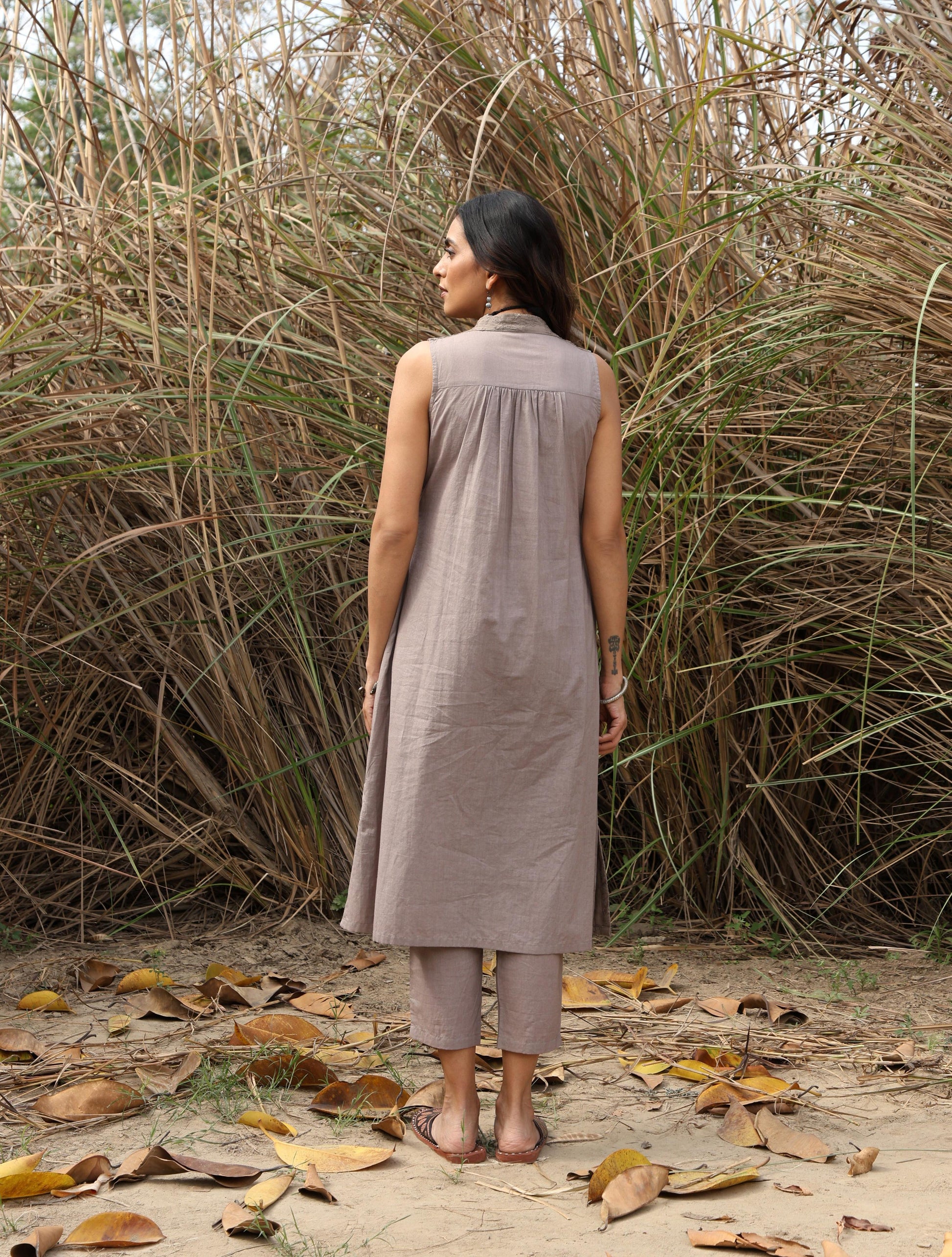 trueBrowns Grey Cotton Embroidered S/L Kurta Set | Swadesiicart