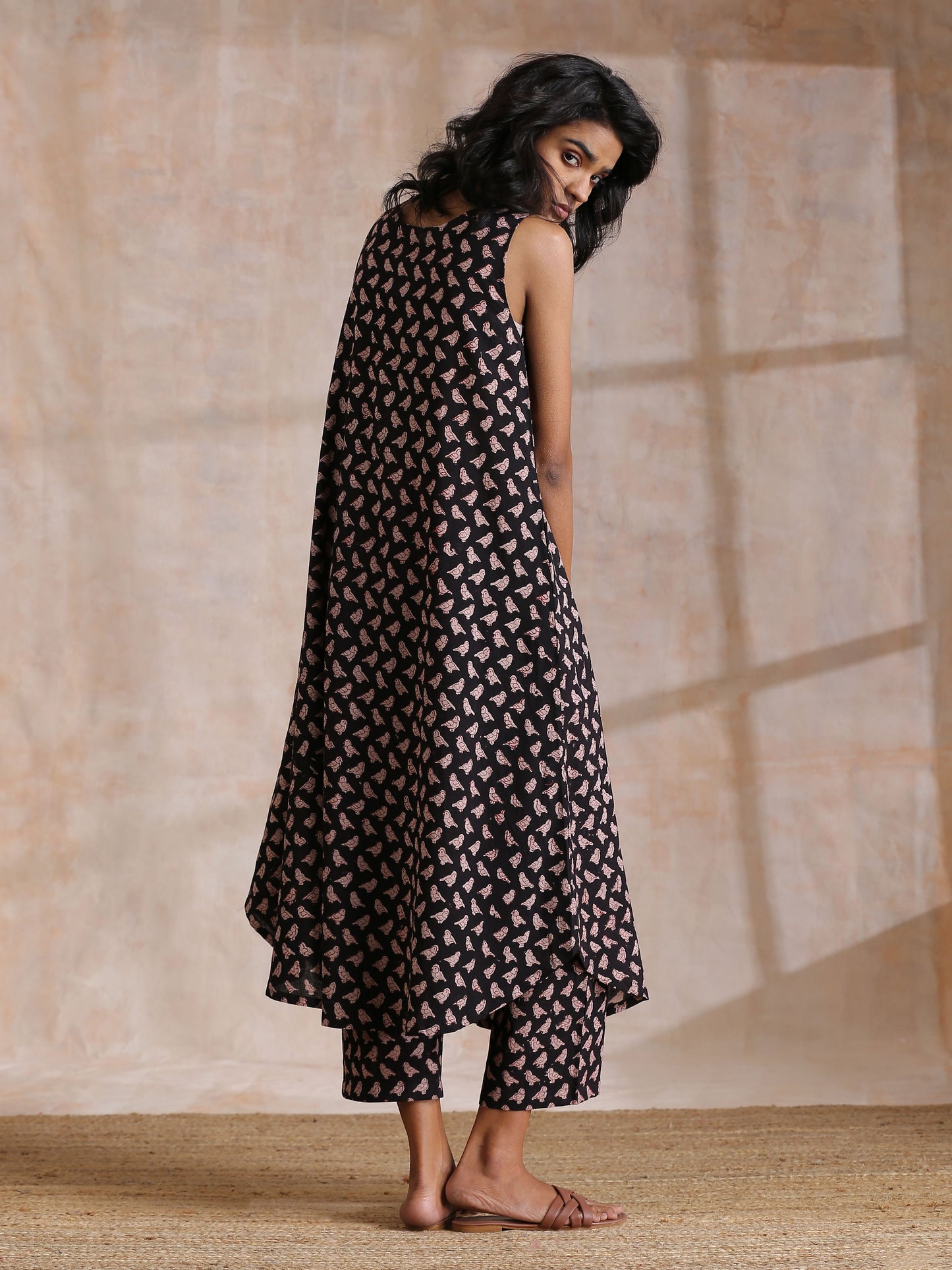 trueBrowns Black Bird Bagru Print Cotton Sleeveless Kurta Pant Set | Swadesiicart