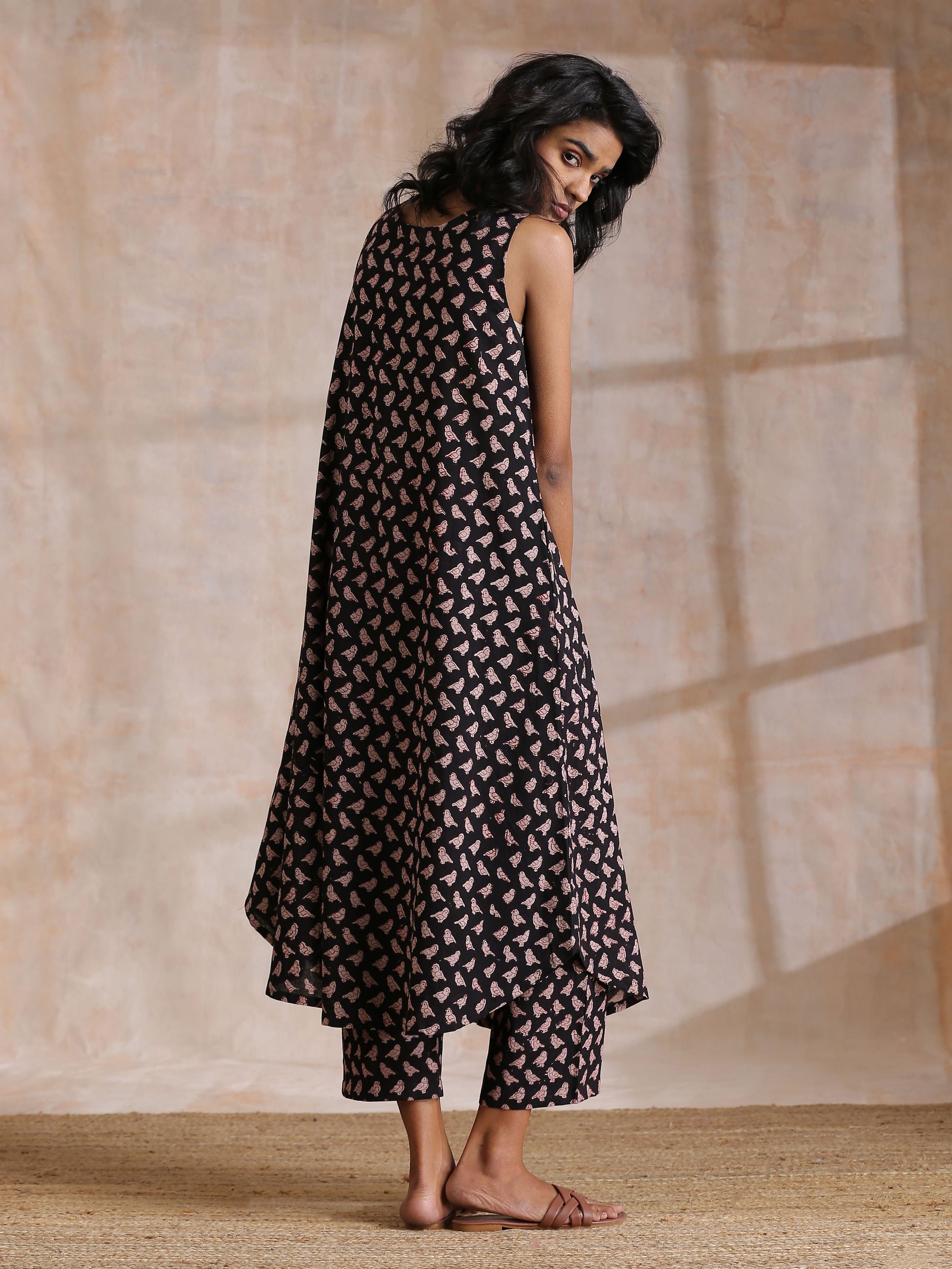 trueBrowns Black Bird Bagru Print Cotton Sleeveless Kurta Pant Set | Swadesiicart