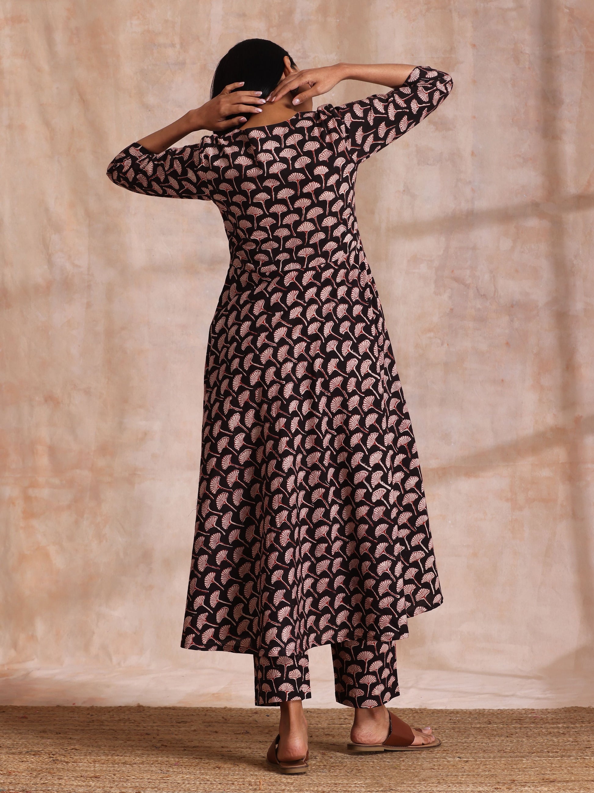 trueBrowns Black Floral Bagru Print Cotton Flared Kurta Pant Set | Swadesiicart