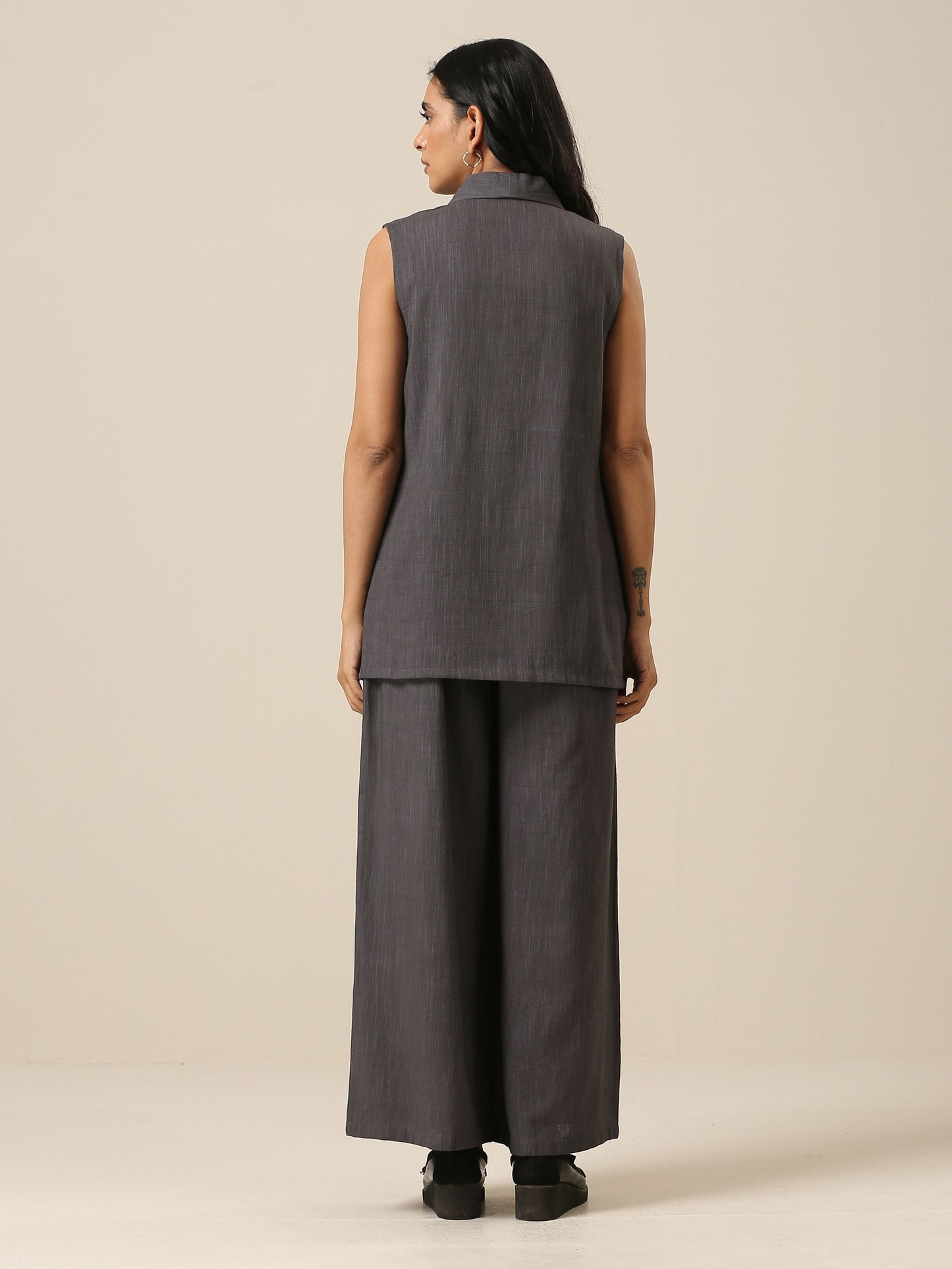 trueBrowns Slate Grey Slub Texture Sleevesless Jacket Pant Set | Swadesiicart