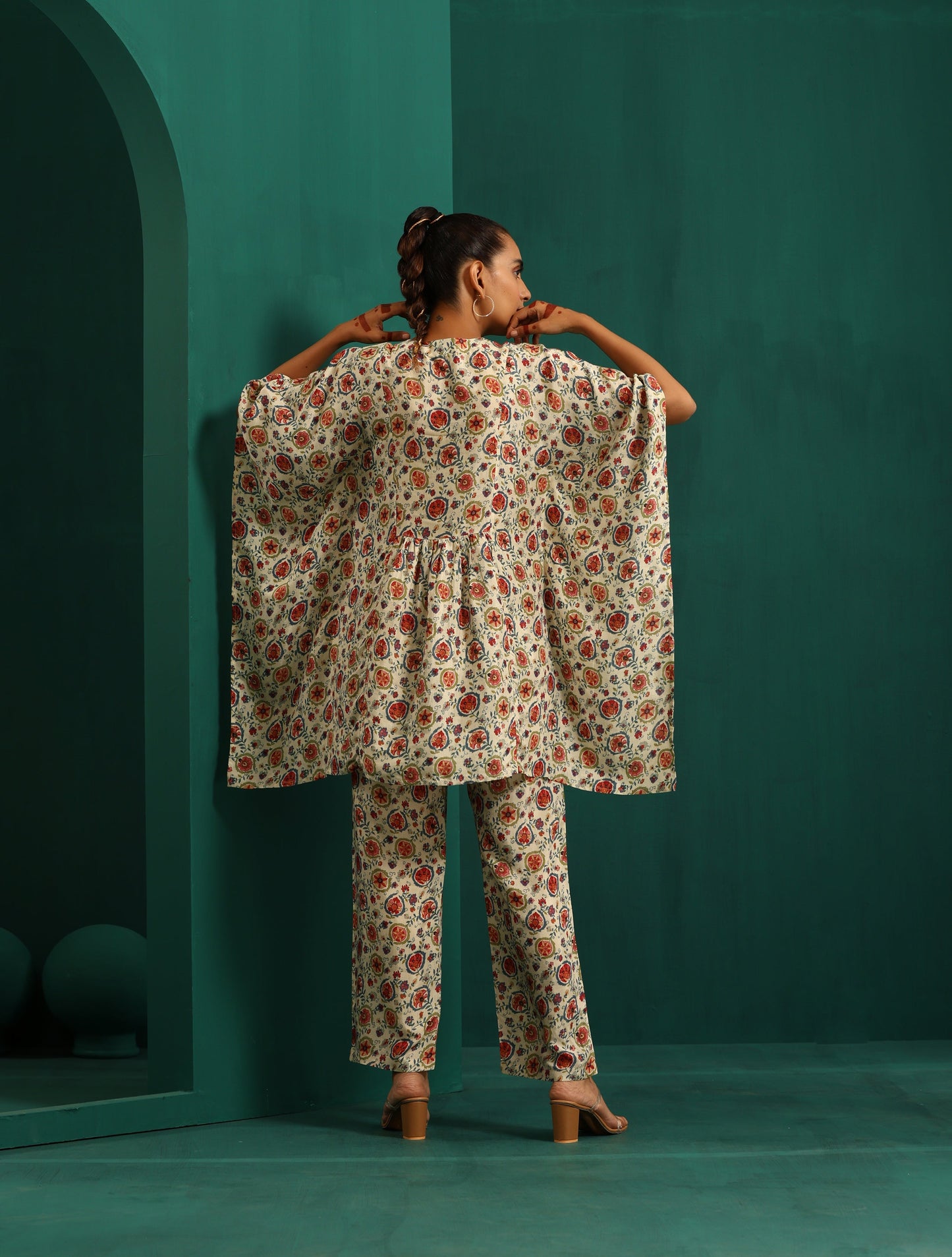 trueBrowns Off white Floral Bunch Muslin Silk Printed Kaftan Gathered Co-ord Set - Swadesiicart
