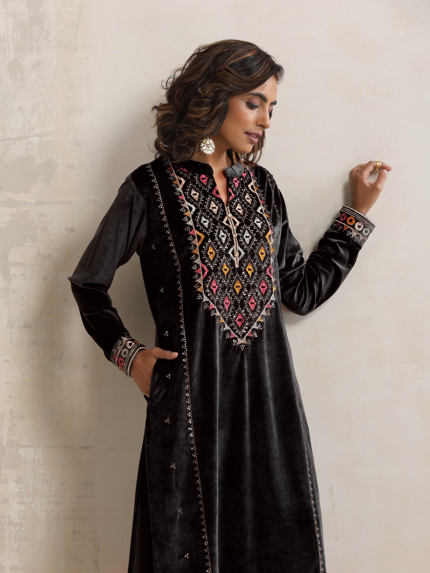 trueBrowns Black Velvet Geometric Embroidered Kurta Pant Dupatta Set | Swadesiicart