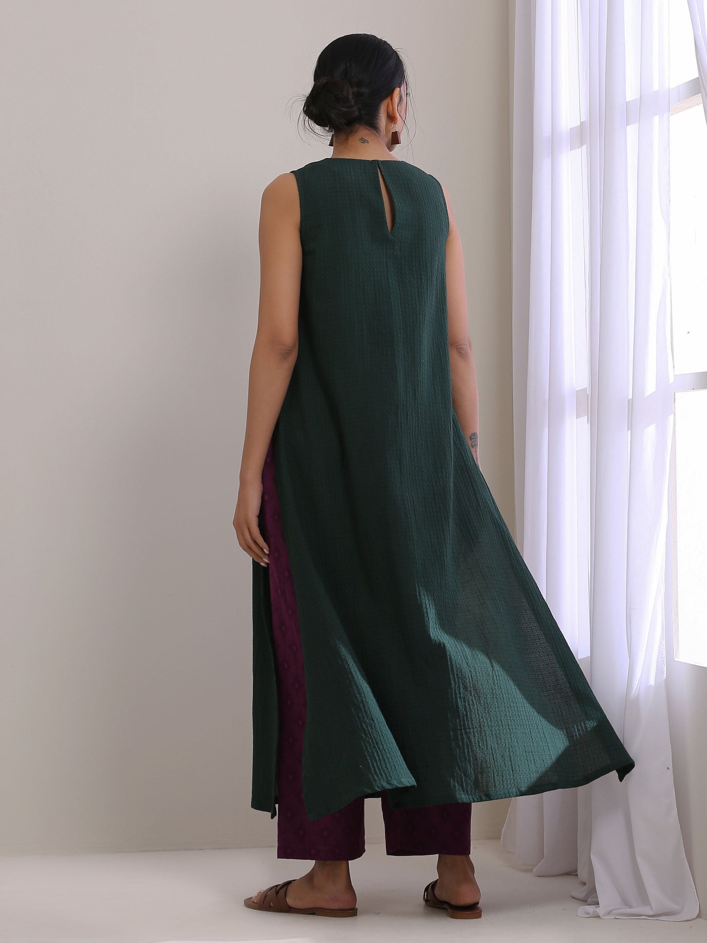 trueBrowns Dark Green Dobby Sleeveless Kurta Pant Set | Swadesiicart