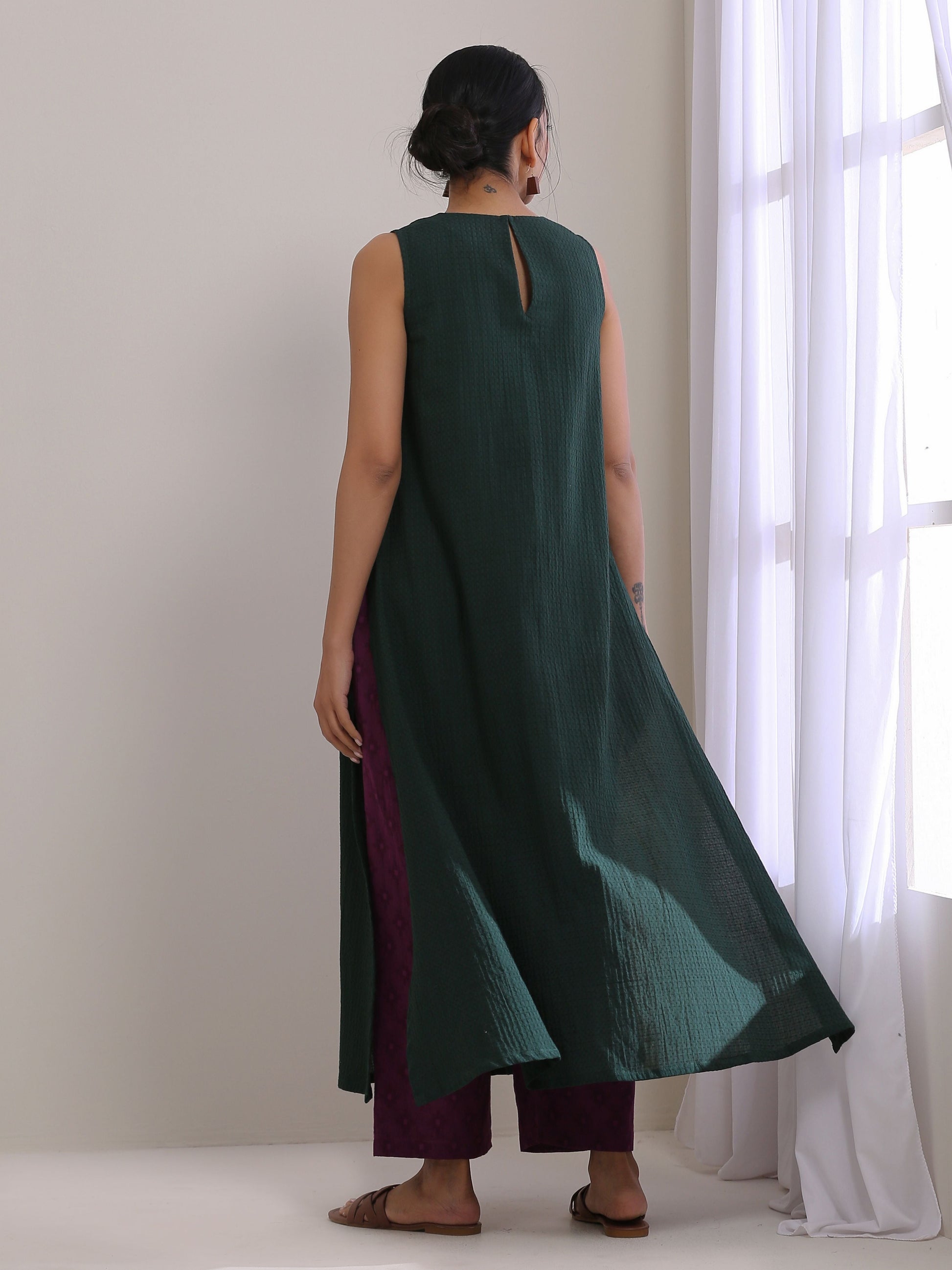 trueBrowns Dark Green Dobby Sleeveless Kurta Pant Set | Swadesiicart