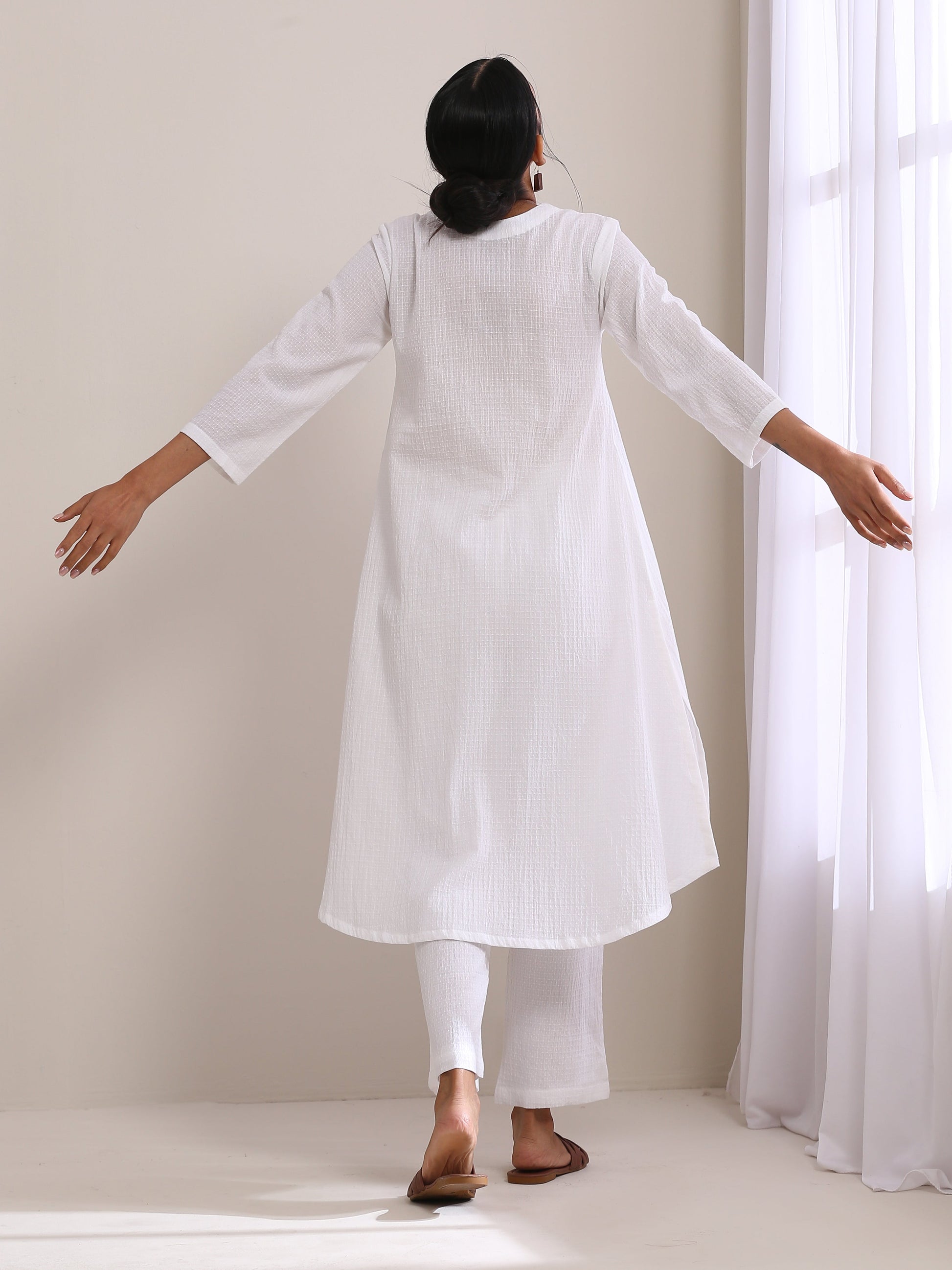 trueBrowns White Dobby Flared Slit Kurta Pant Set | Swadesiicart
