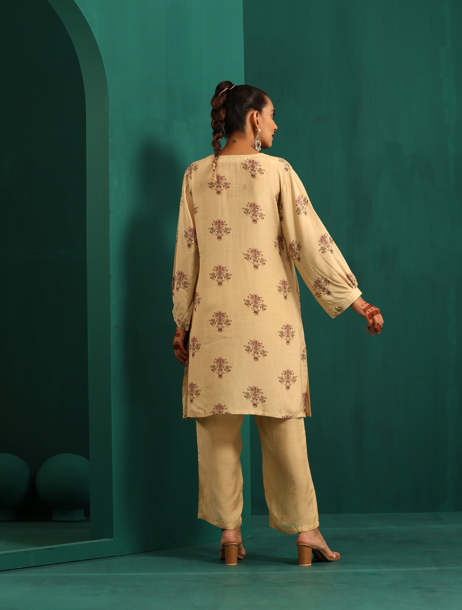 trueBrowns Beige Floral Bunch Muslin Silk Printed Relaxed Co-ord Set - Swadesiicart