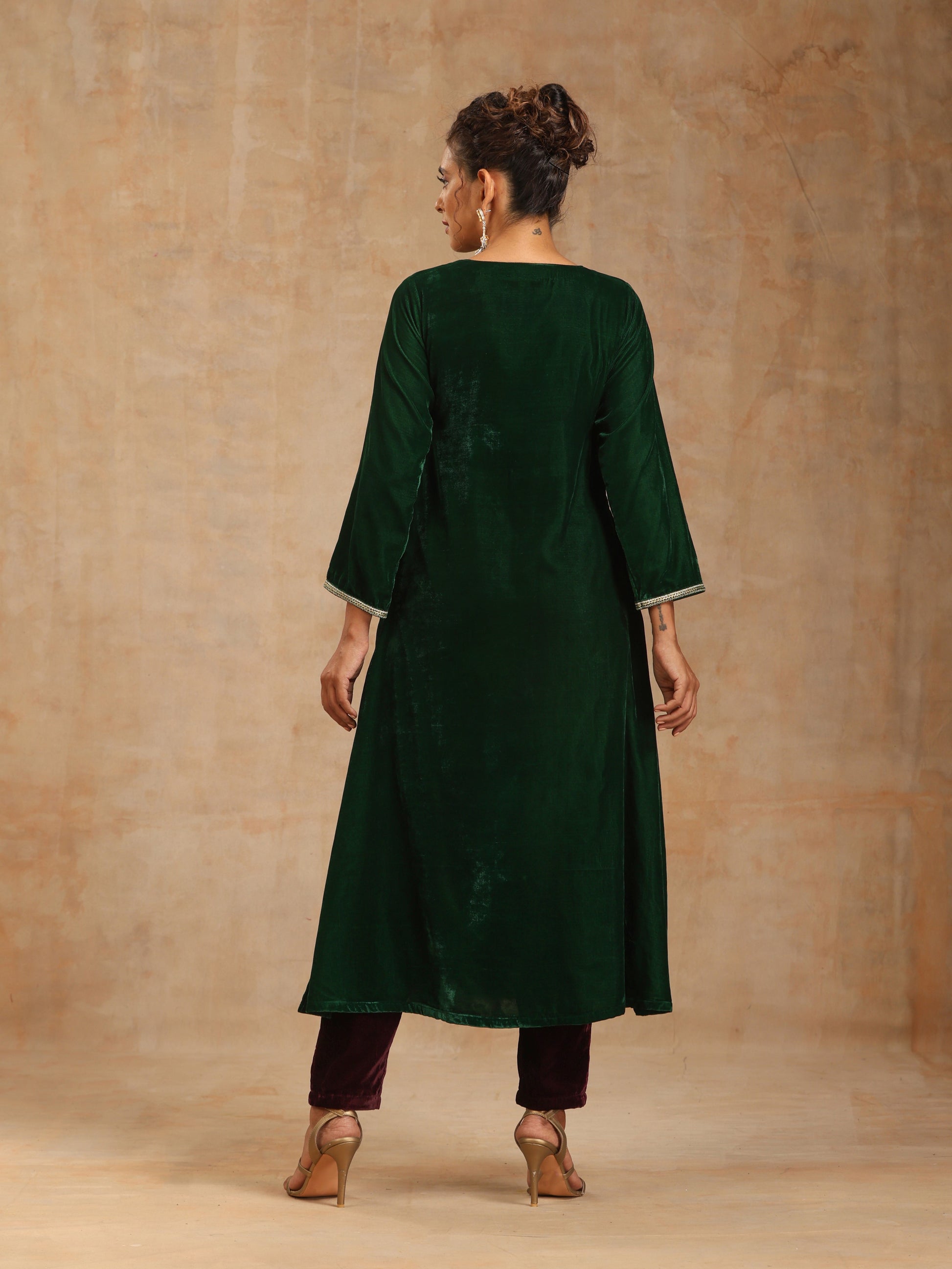 trueBrowns Green Velvet Embroidered Angrakha Kurta | Swadesiicart