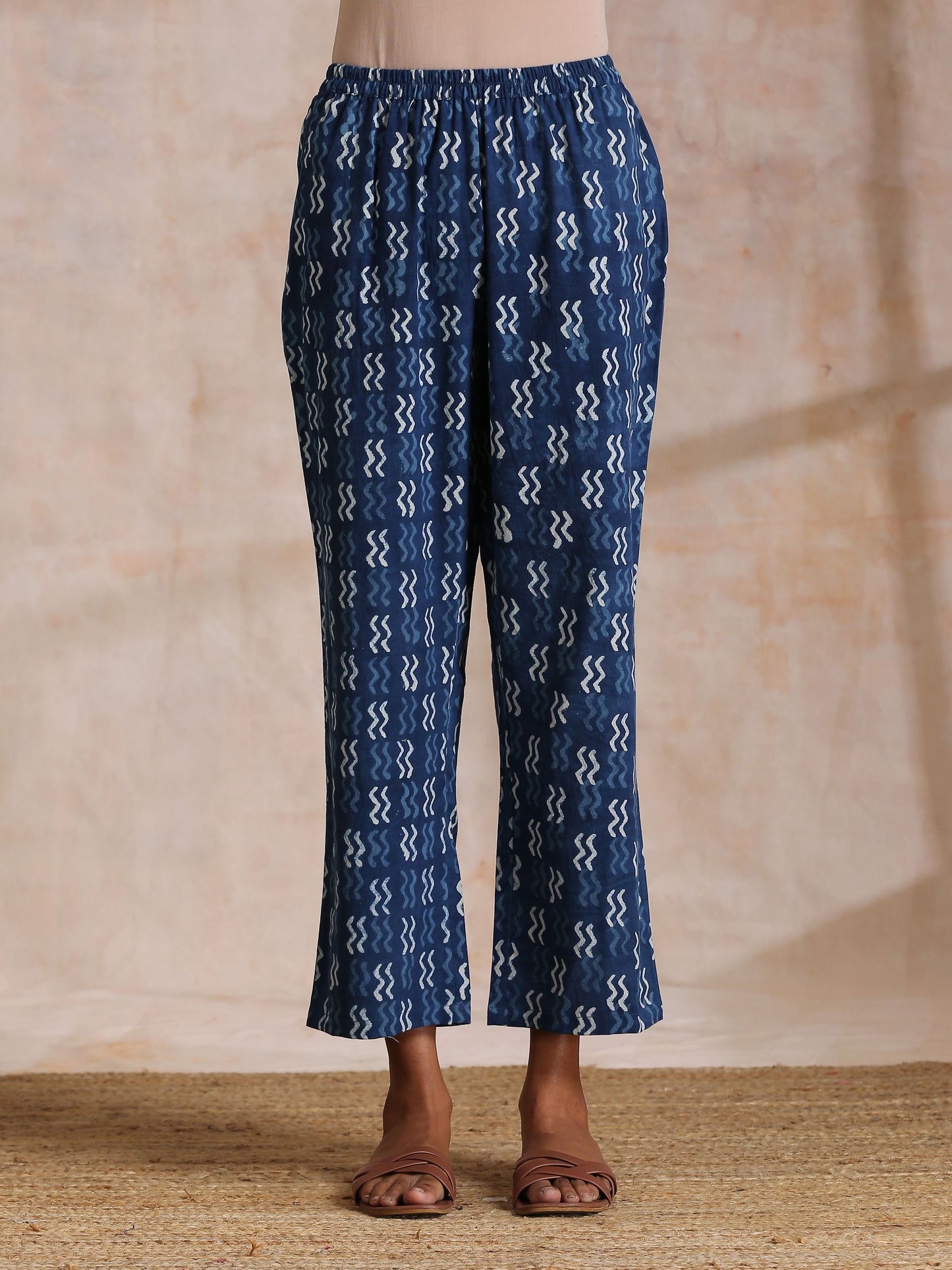 trueBrowns Indigo Dabu Floral Print Cotton Kurta Pant Set | Swadesiicart