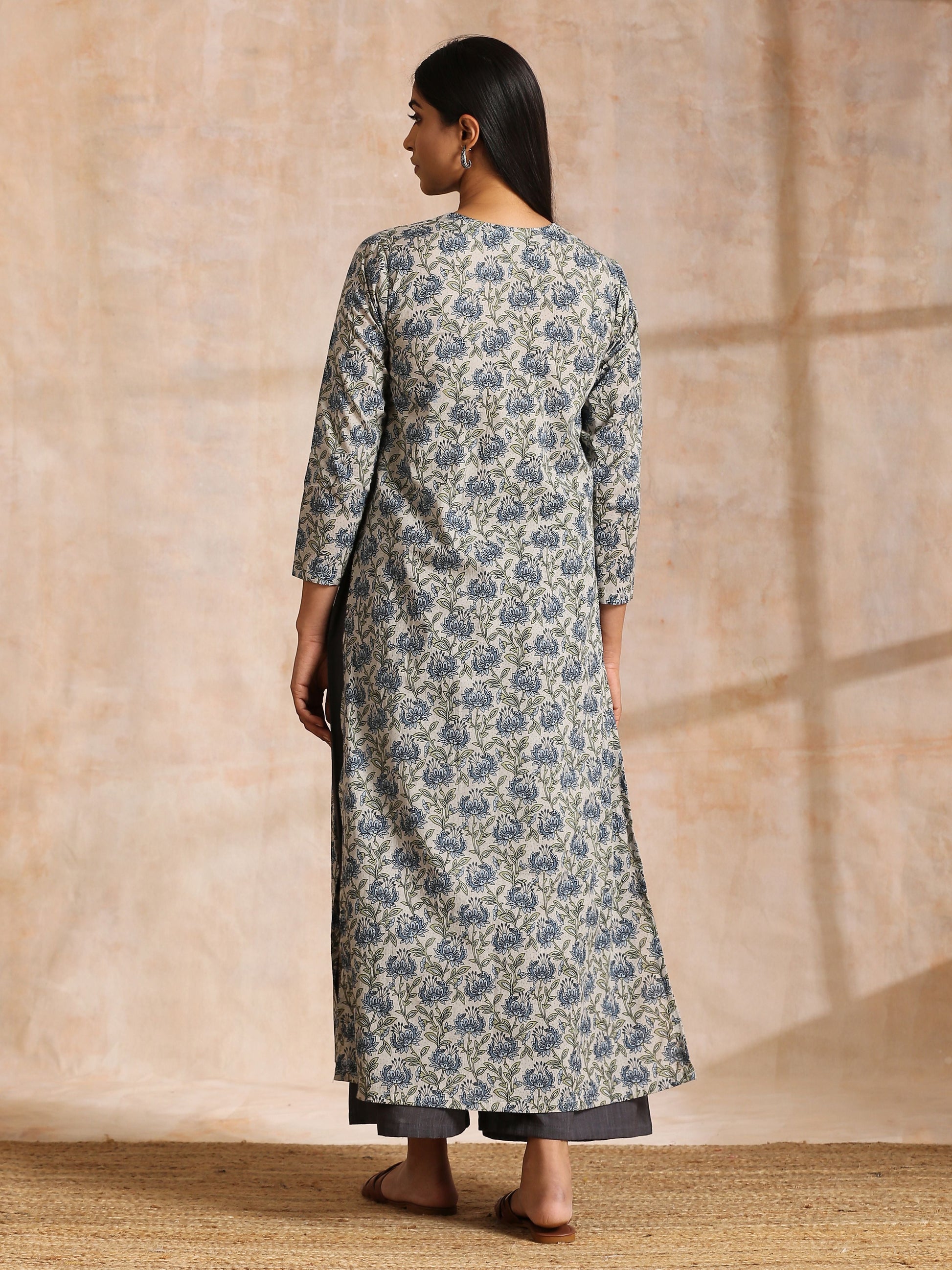 trueBrowns Blue Grey Overall Floral Block On White Print Cotton Kurta Pant Set | Swadesiicart
