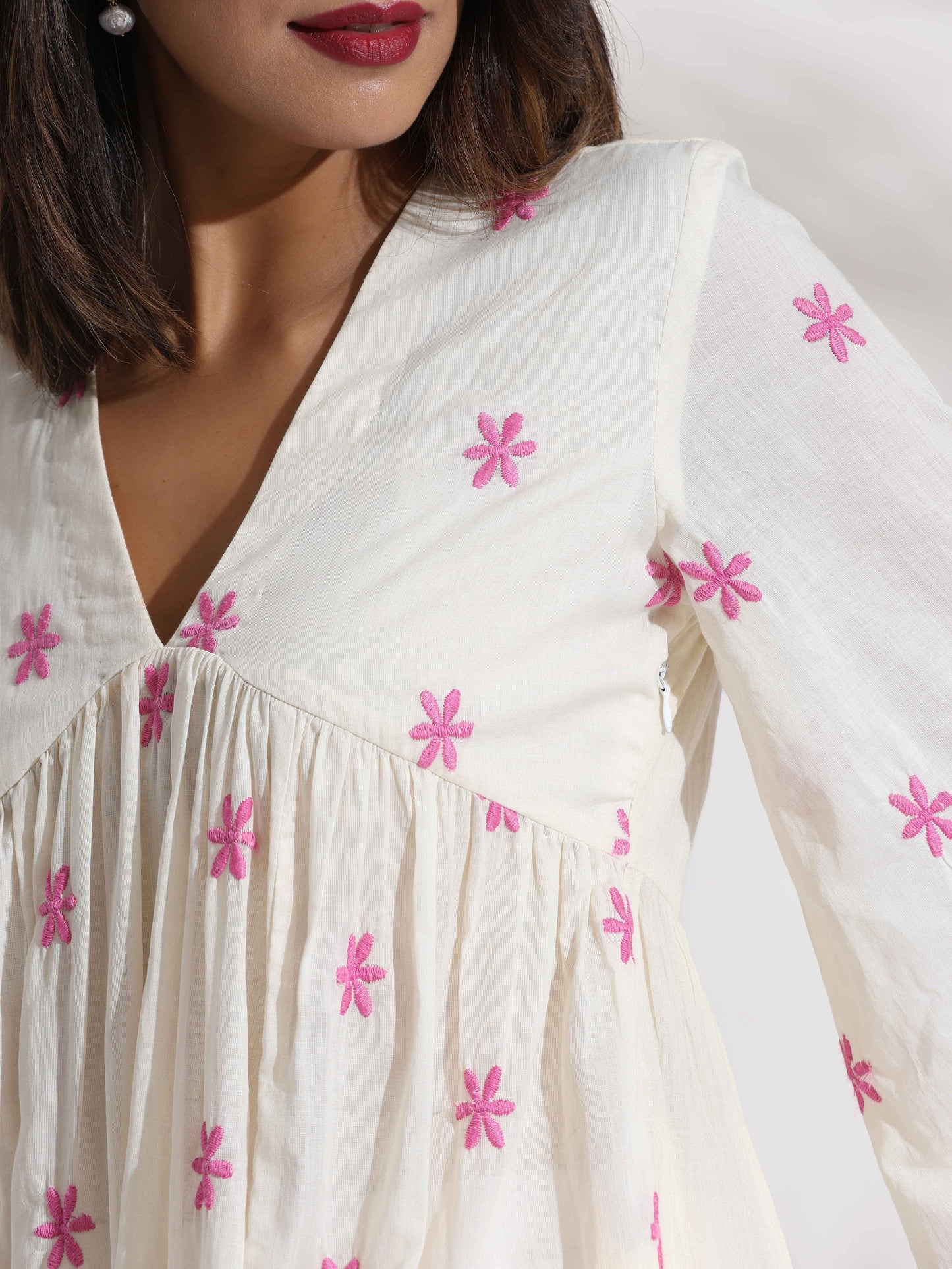 trueBrowns Off-White Cotton Floral Embroidered Flared Kurta Set | Swadesiicart