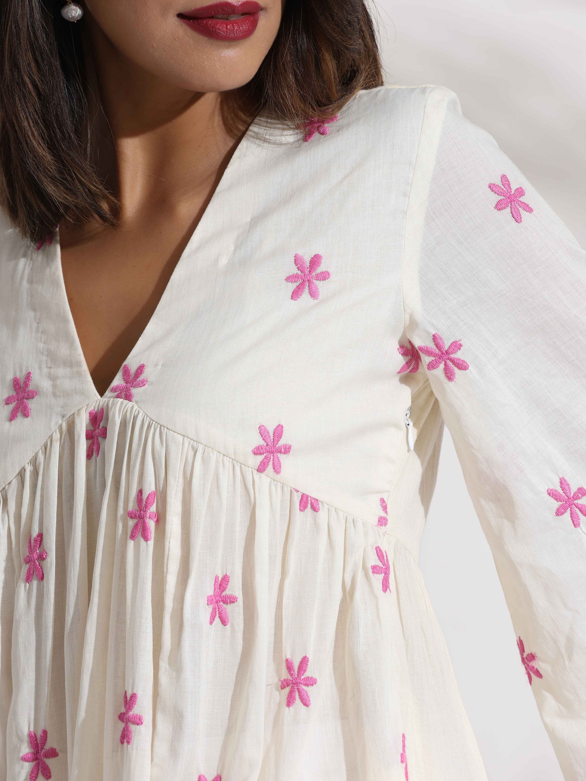 trueBrowns Off-White Cotton Floral Embroidered Flared Kurta Set | Swadesiicart