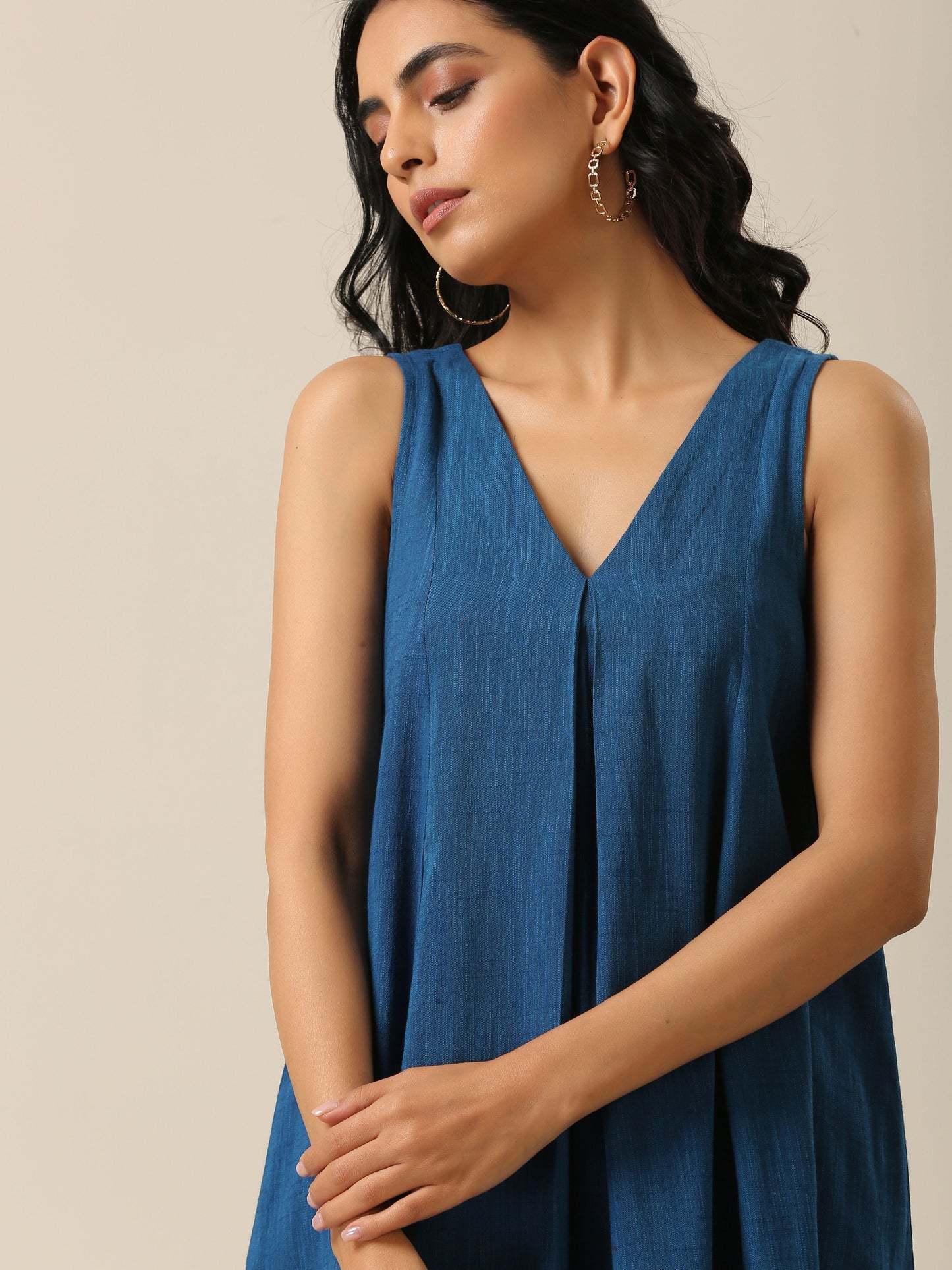trueBrowns Classic Blue Slub Texture Sleeveless Flared Kurta Pant Set | Swadesiicart