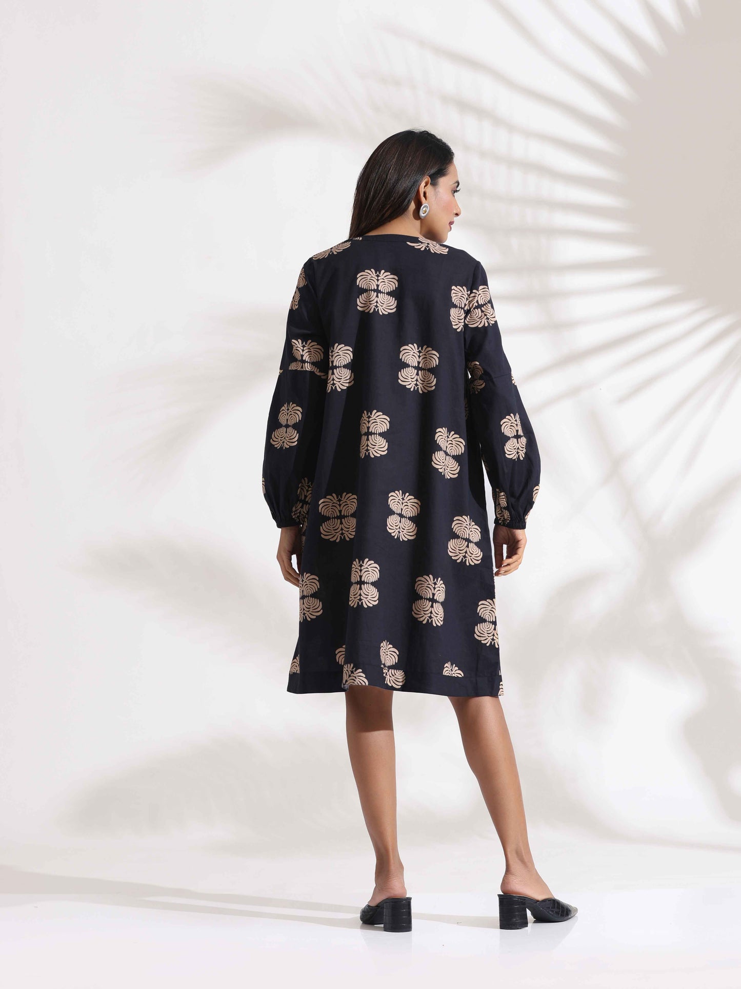 trueBrowns Black Cotton Print Short Dress | Swadesiicart