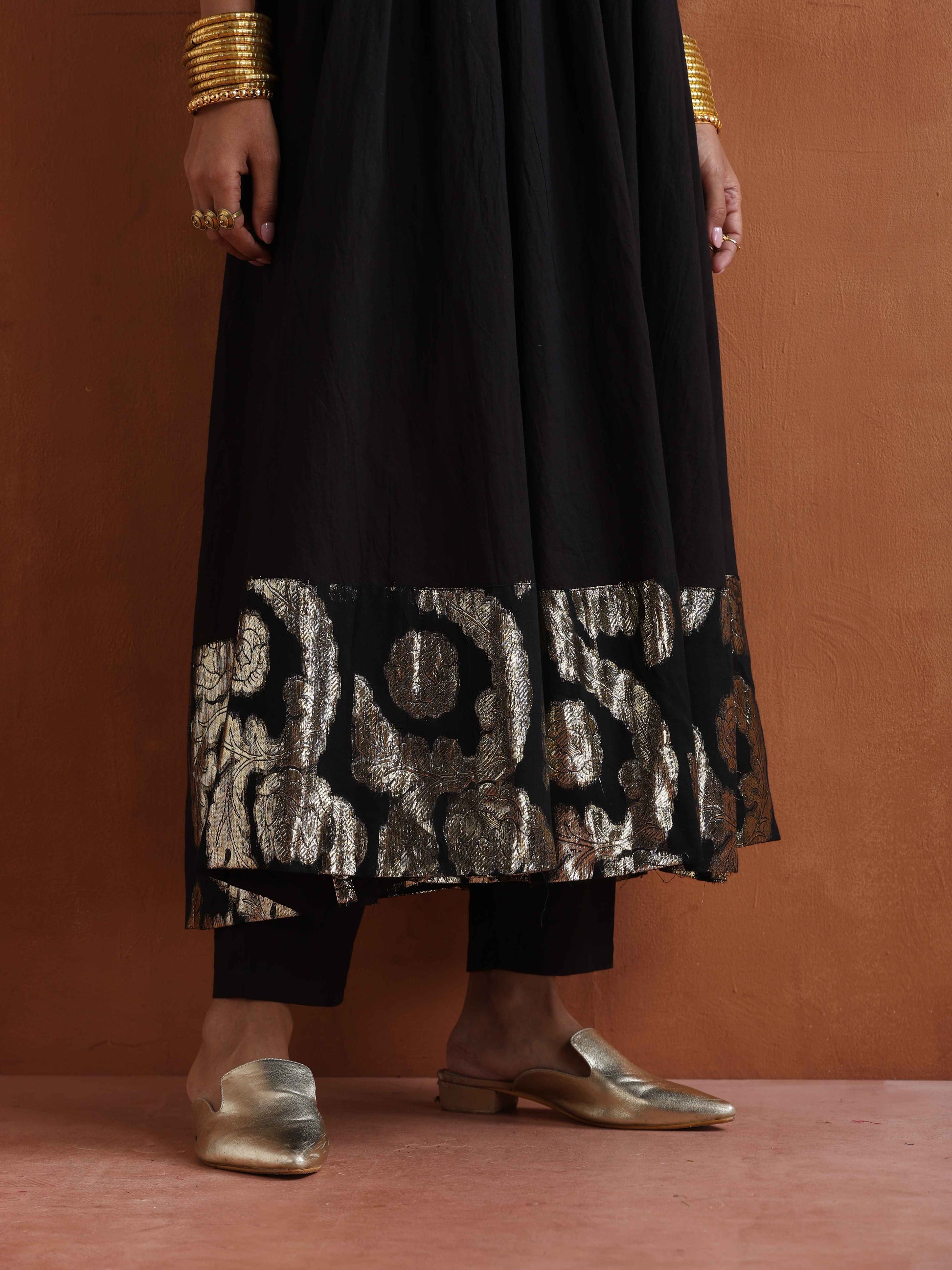 trueBrowns Black Metallic Flared Anarkali Kurta Set | Swadesiicart