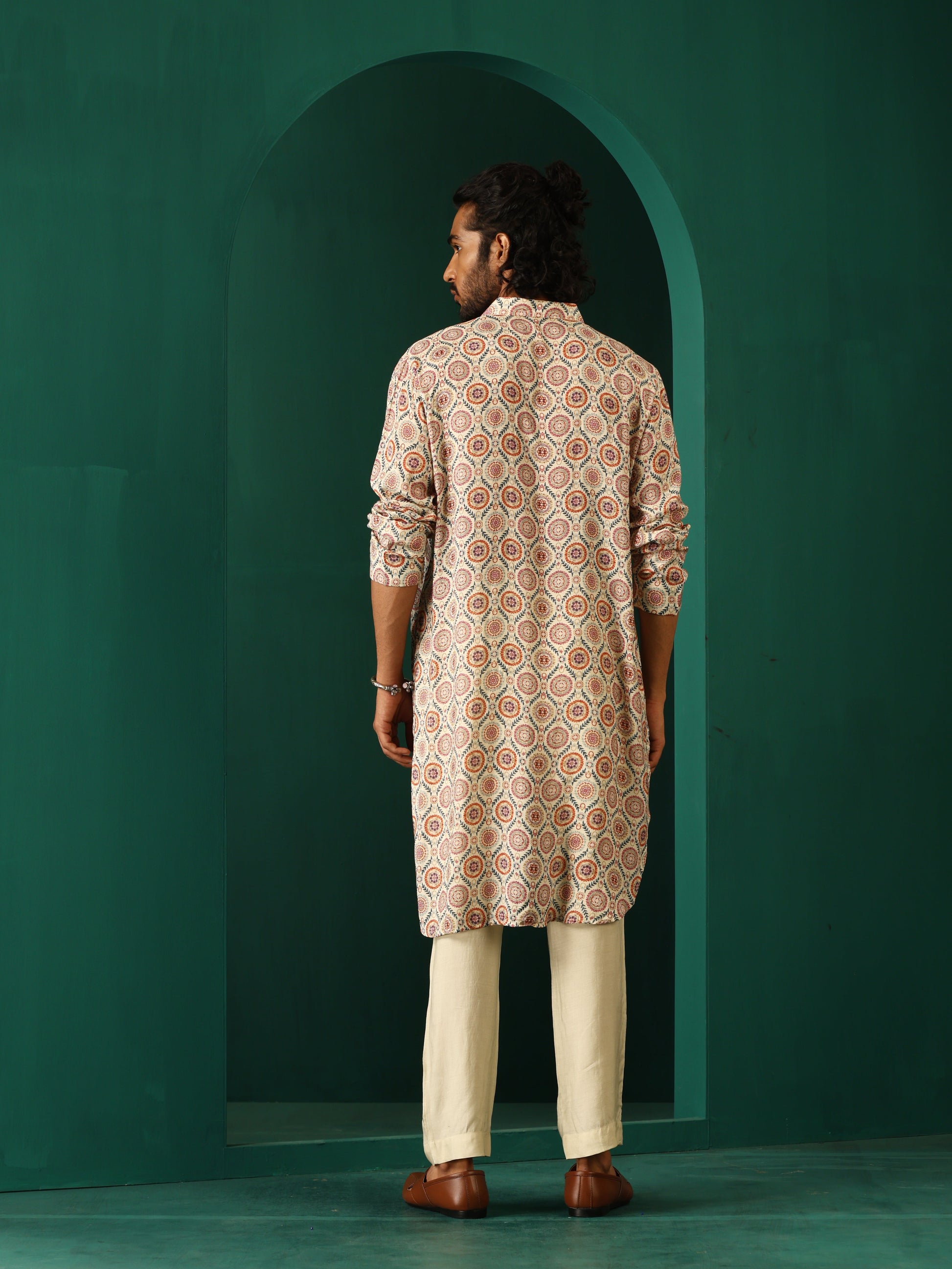 trueBrowns Men's Off White Circle Floral Muslin Silk Printed Long Kurta | Swadesiicart