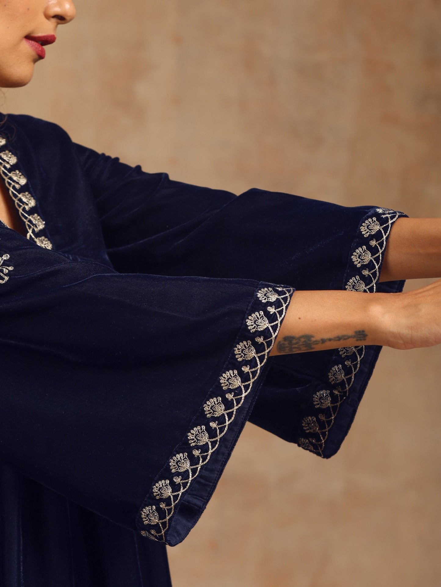 trueBrowns Midnight Blue Velvet Embroidered Kurta | Swadesiicart