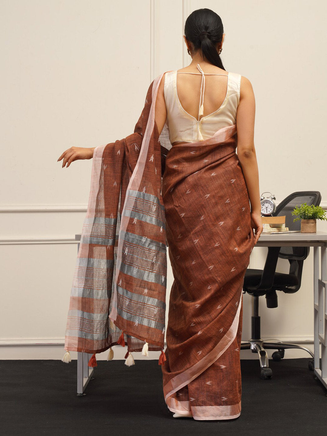 Tikhi Imli Rust Abstract Woven Design Zari Saree | Swadesiicart
