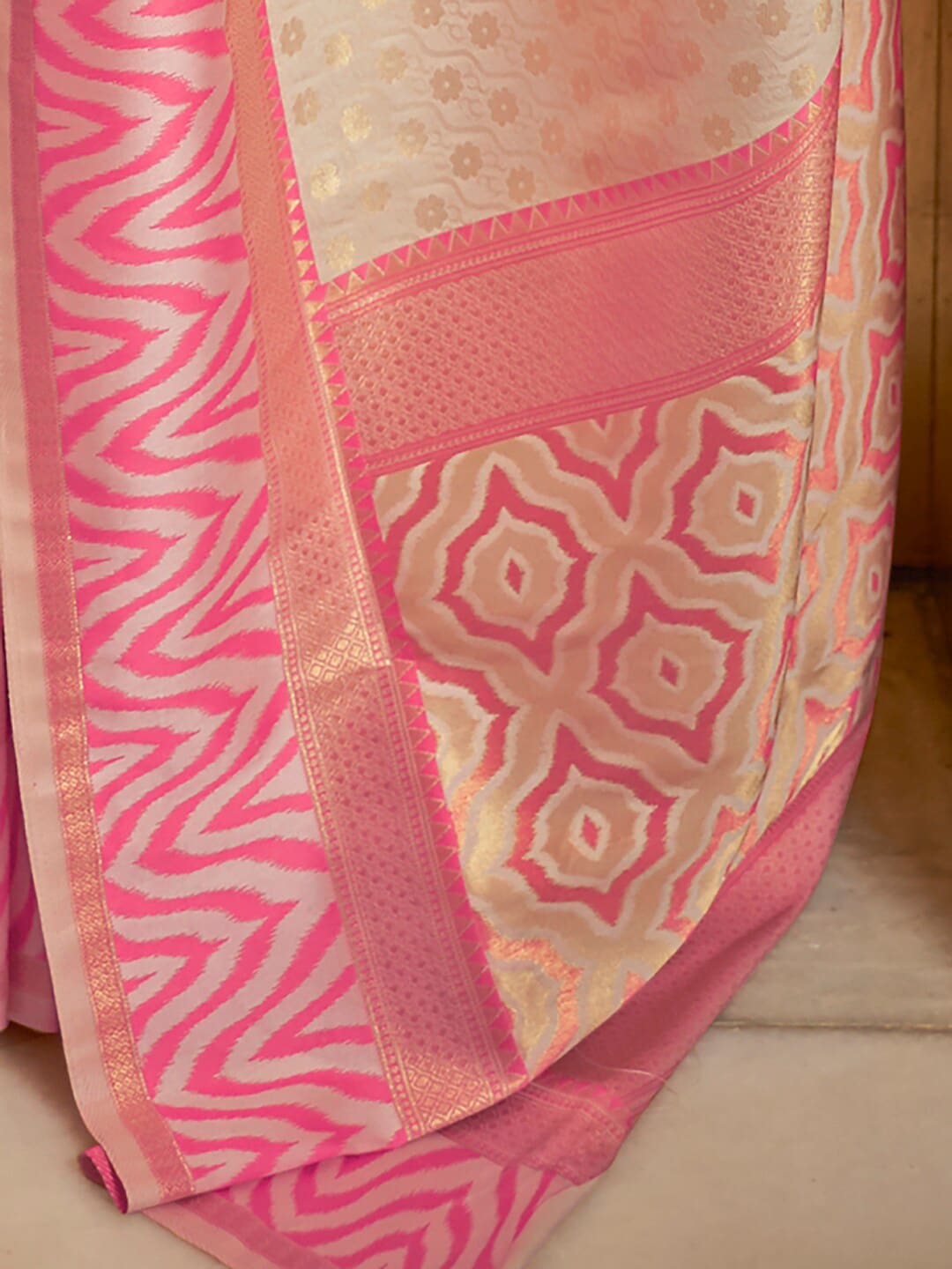 Mitera Cream-Coloured & Pink Paisley Silk Blend Banarasi Saree | Swadesiicart