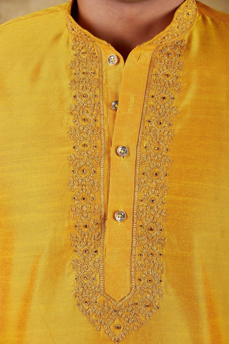 Bluesaanchi Men's Handloom Embroidered Yellow Kurta Set | Swadesiicart