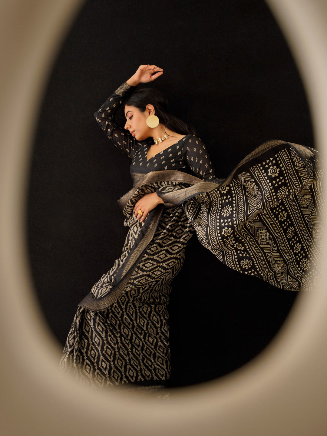 Tikhi Imli Black & Gold Geometric Printed Ready To Wear Saree | Swadesiicart