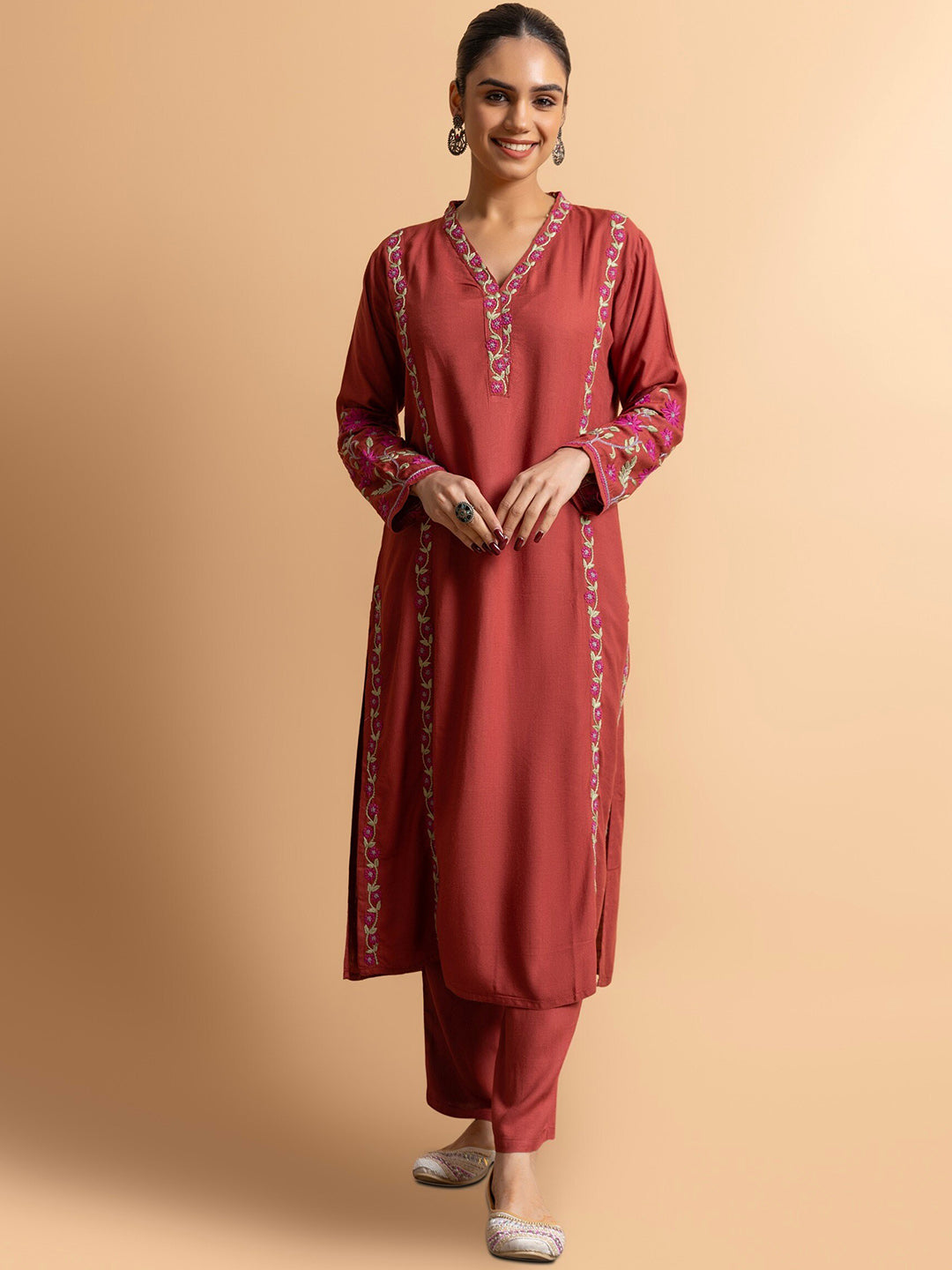 HOUSE OF KARI Floral Embroidered Regular Chikankari Kurta with Trousers | Swadesiicart