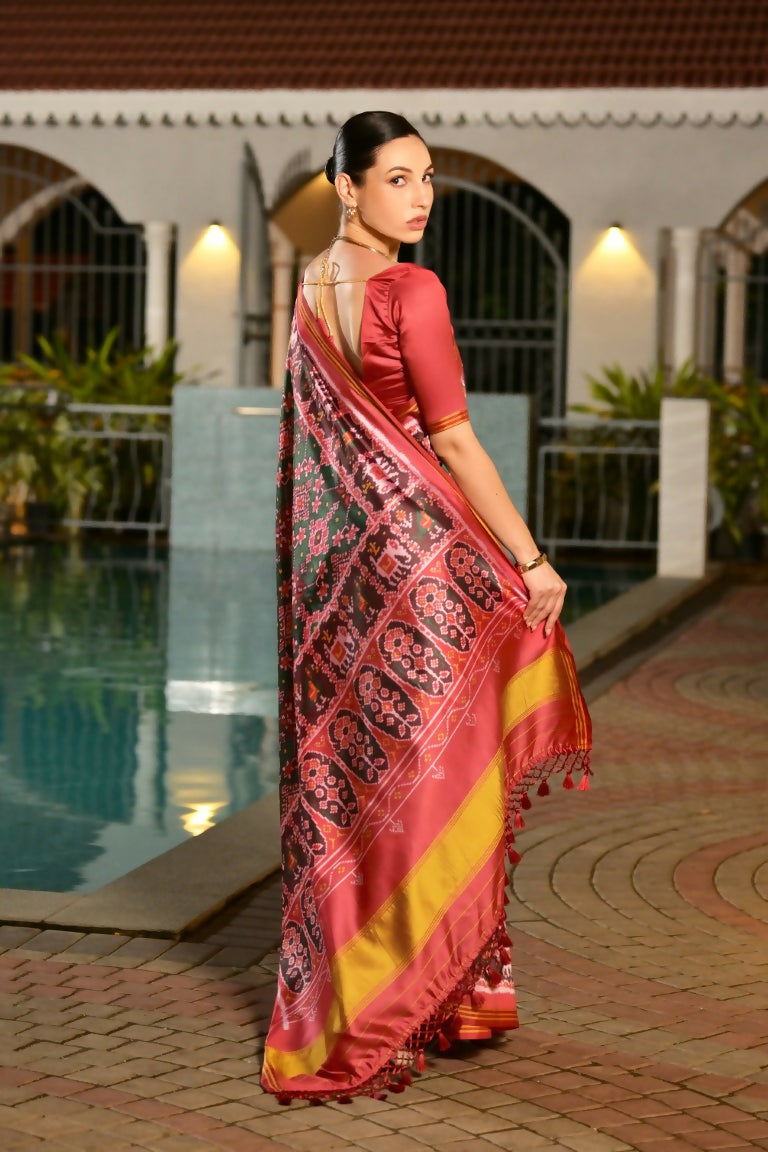 Vishnu Weaves Women's Green Banarasi Silk Patola Printed Saree with Blouse - Swadesiicart