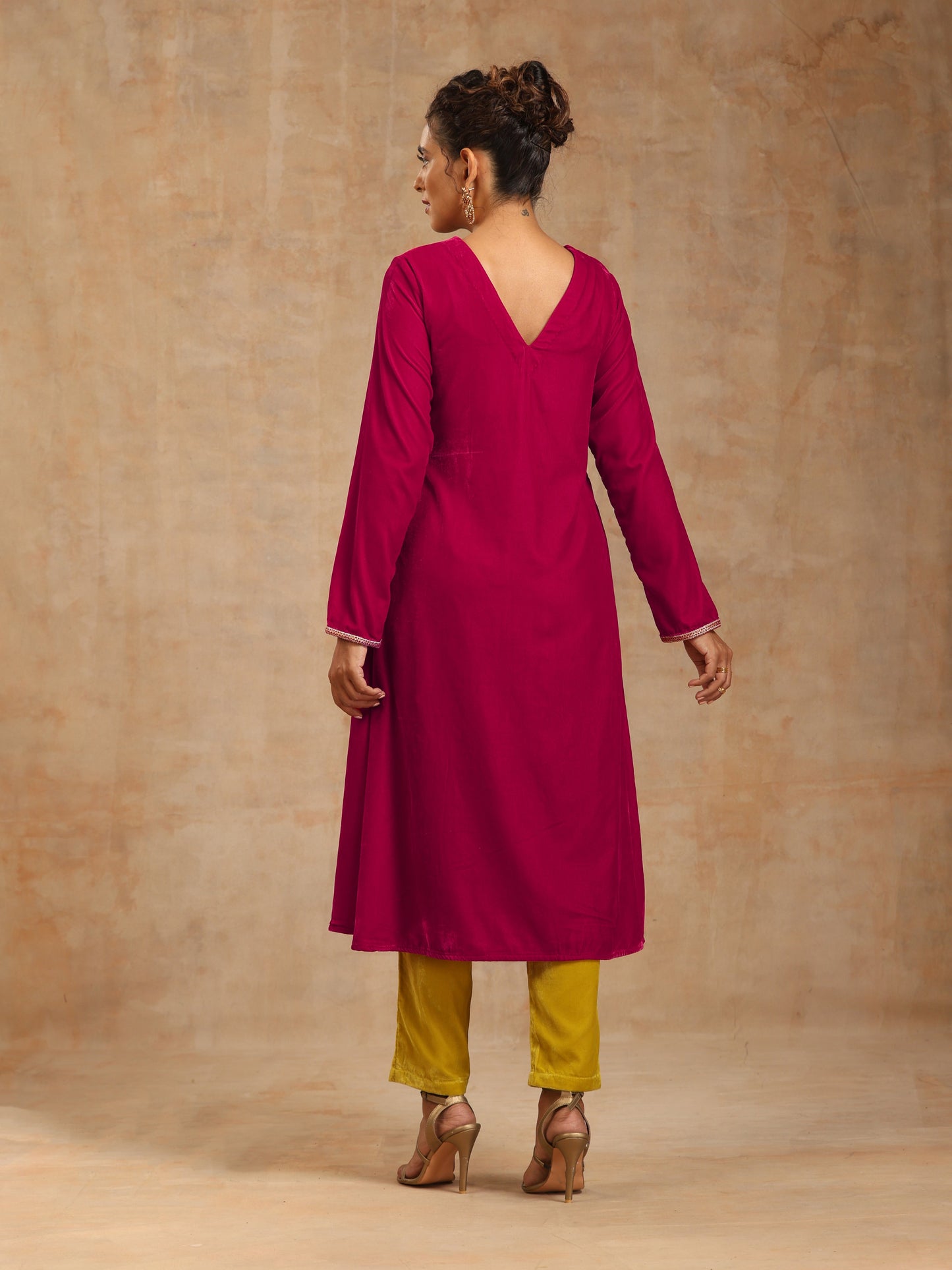 trueBrowns Rani Pink Velvet Embroidered Kurta | Swadesiicart