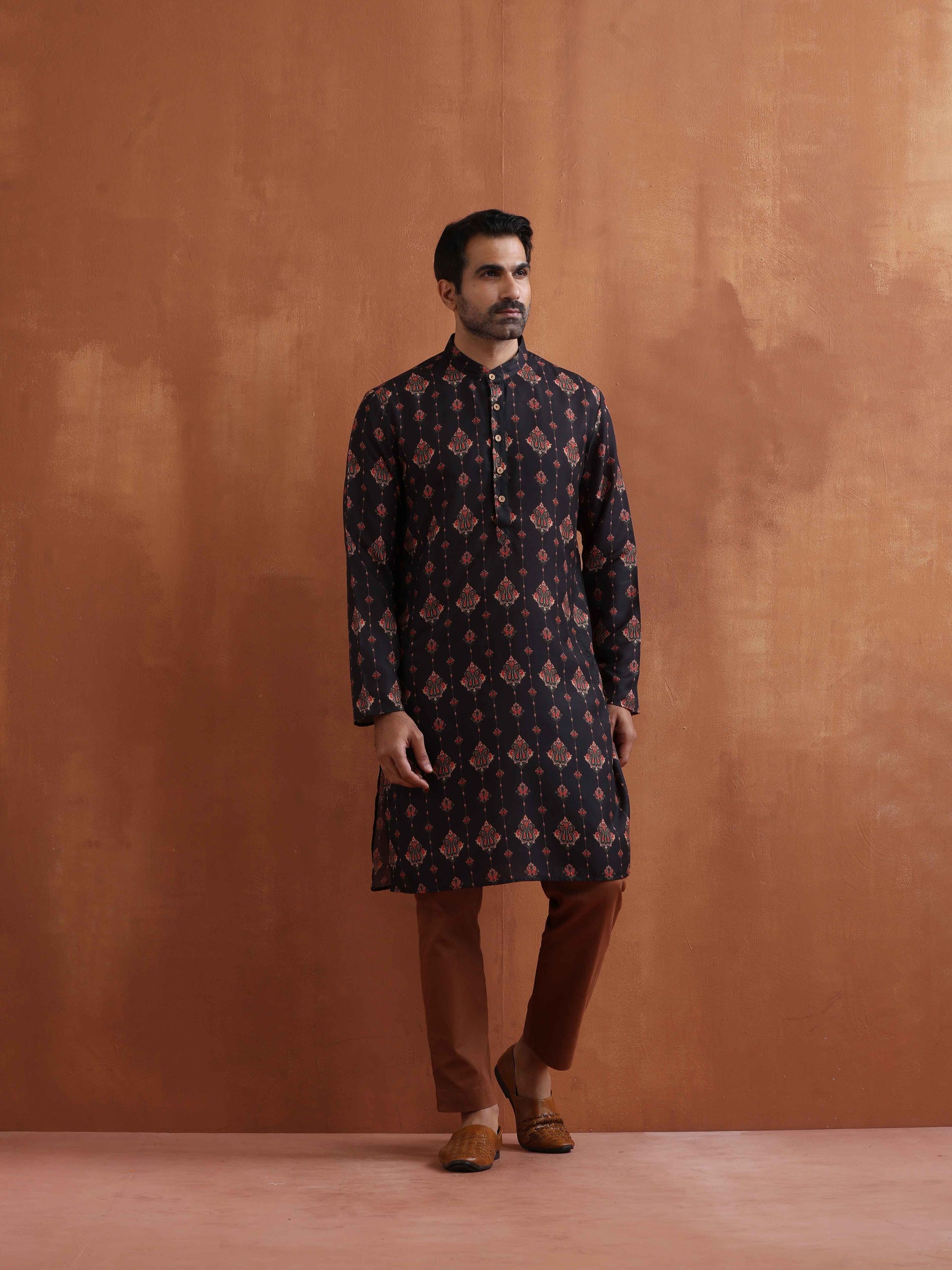trueBrowns Men's Black Printed Kurta | Swadesiicart