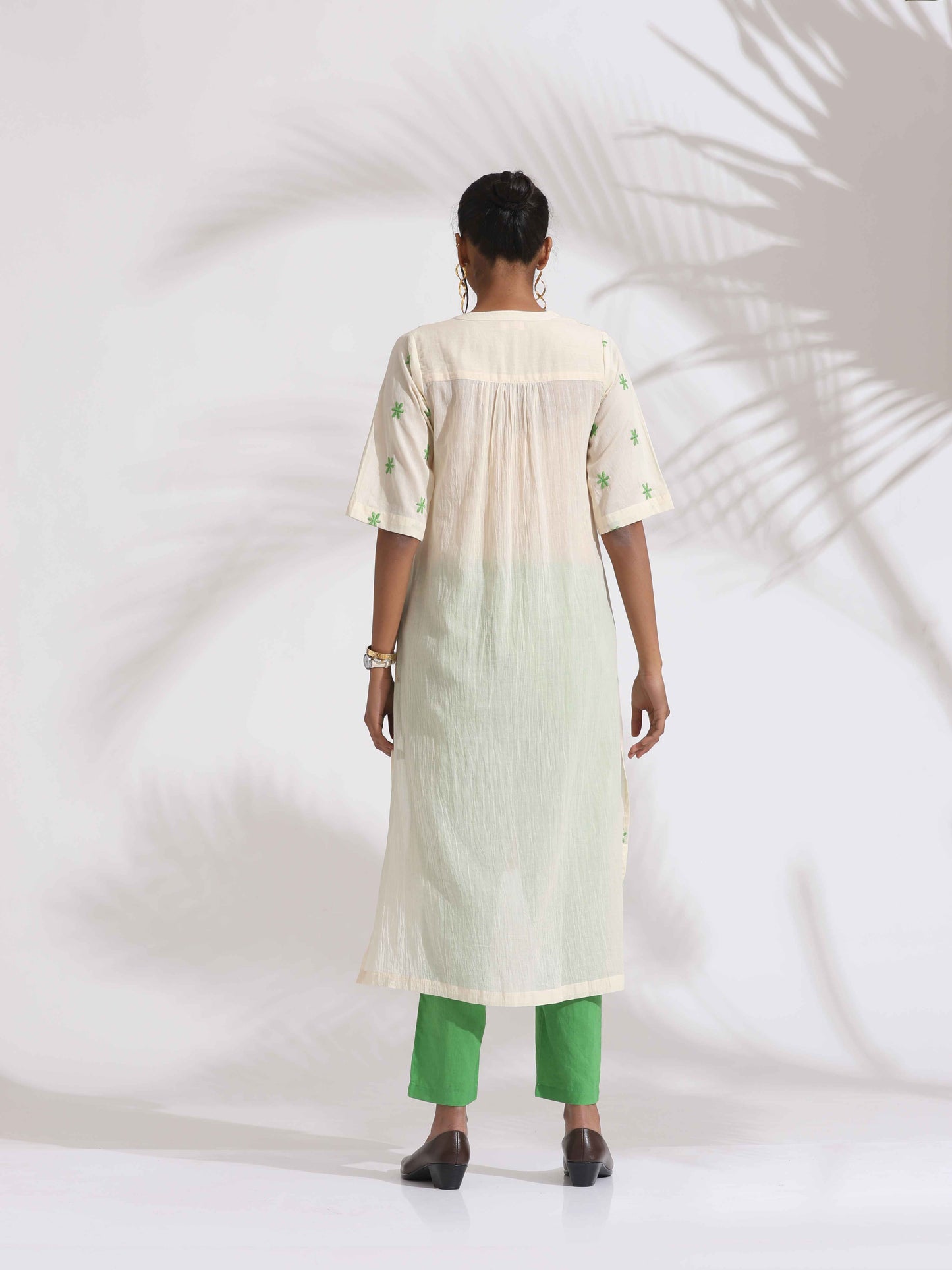 trueBrowns Off-White Cotton Floral Embroidered Straight Kurta Set | Swadesiicart